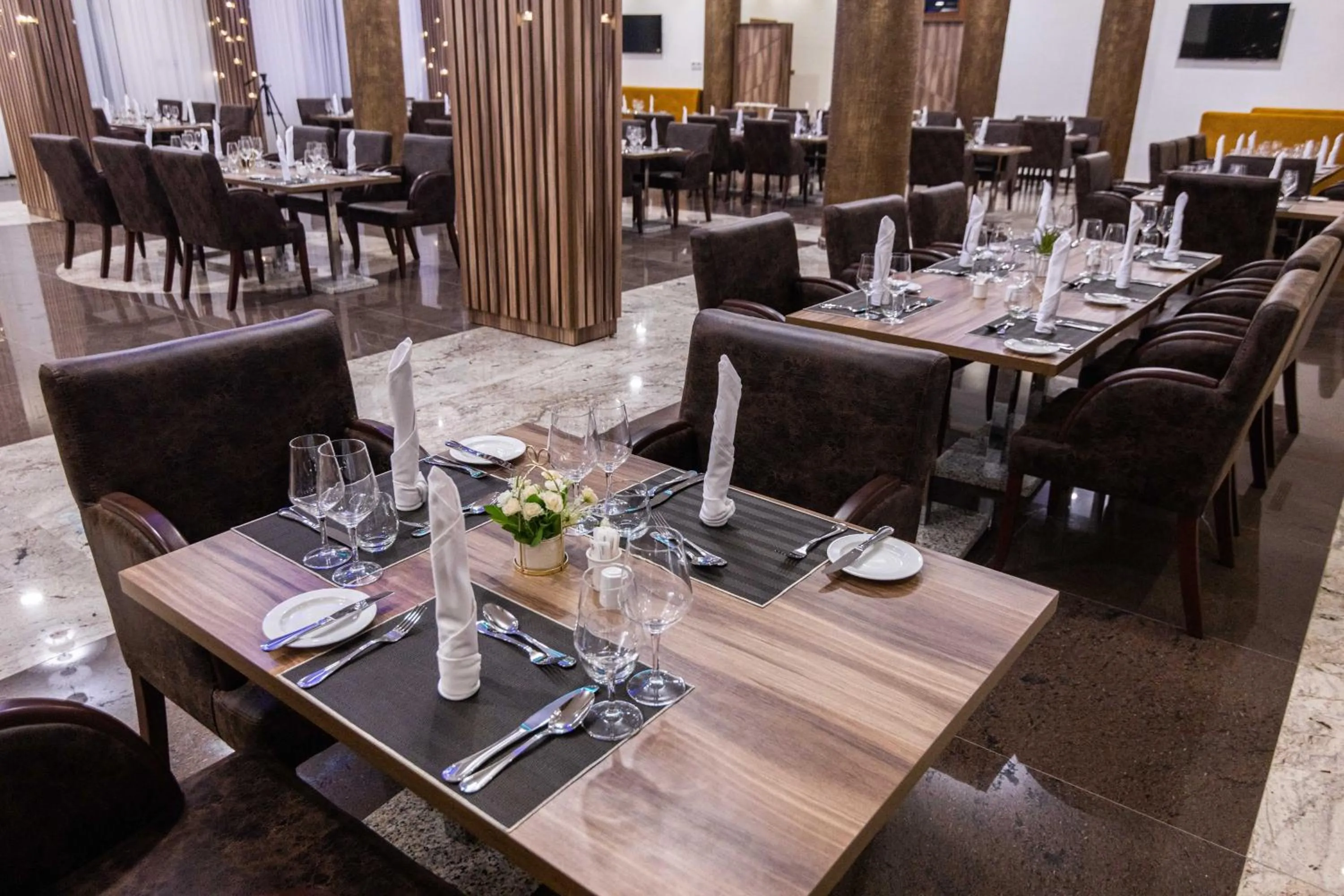 Restaurant/places to eat in BON Hotel Octagon