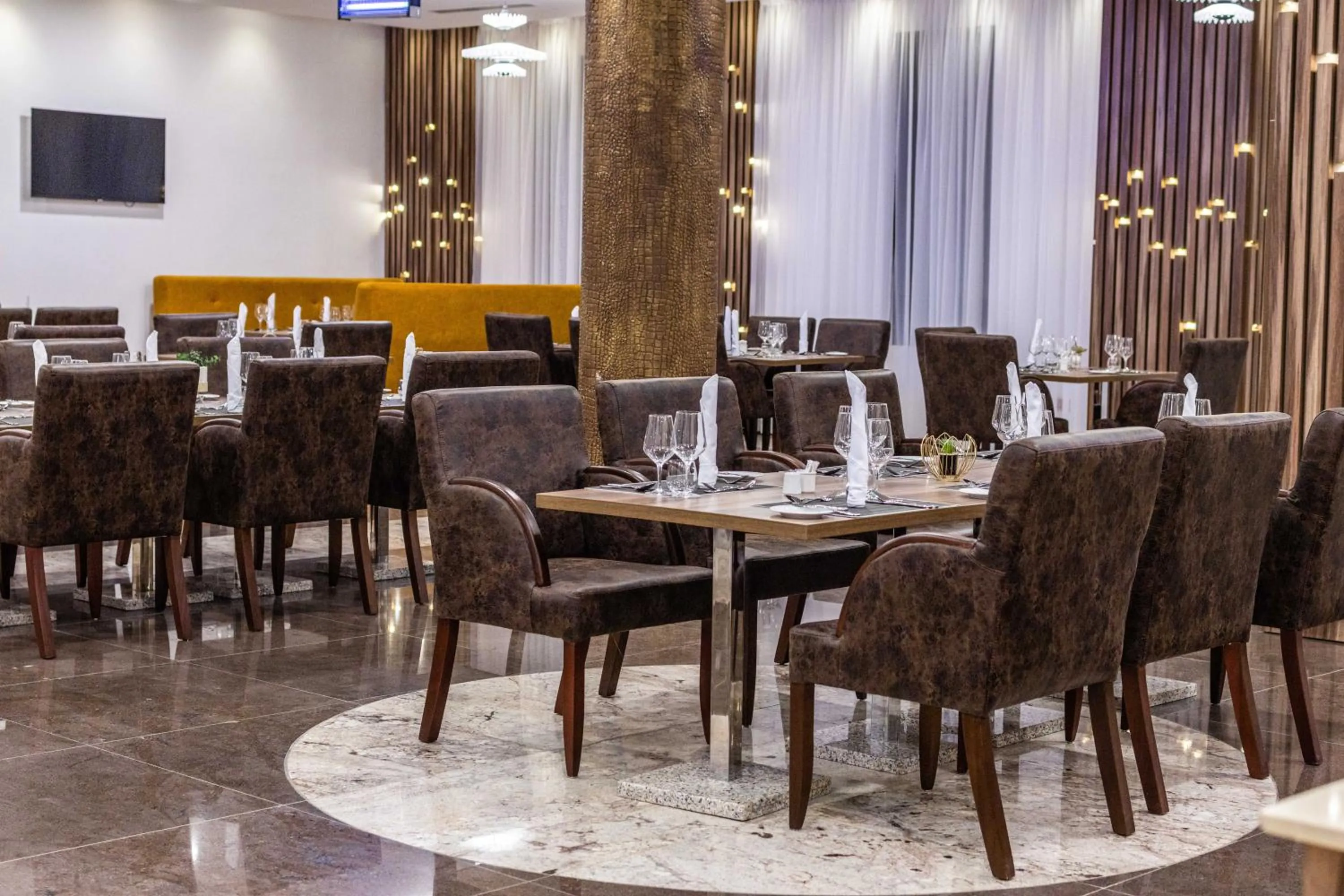 Restaurant/places to eat in BON Hotel Octagon