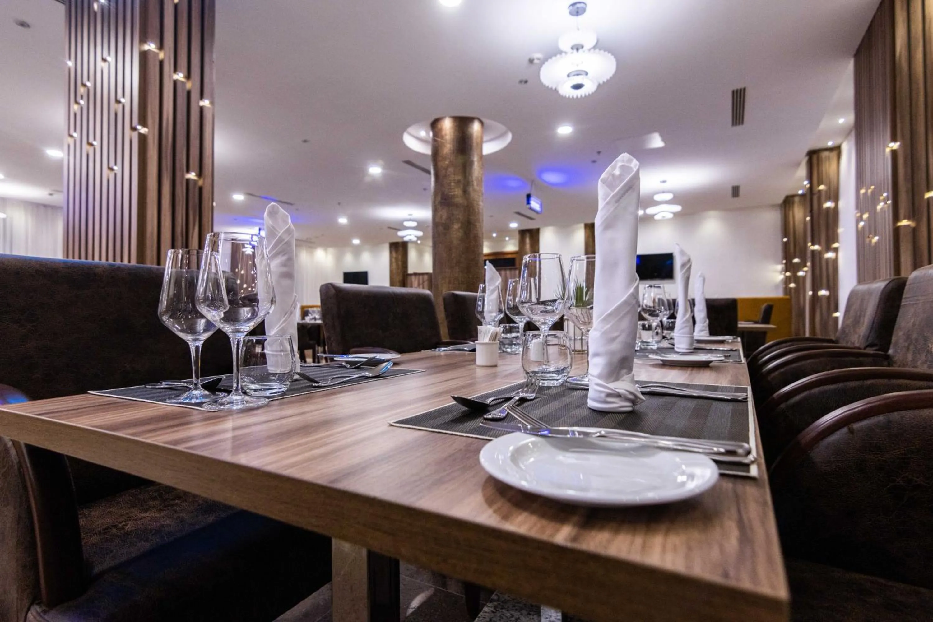 Restaurant/places to eat in BON Hotel Octagon