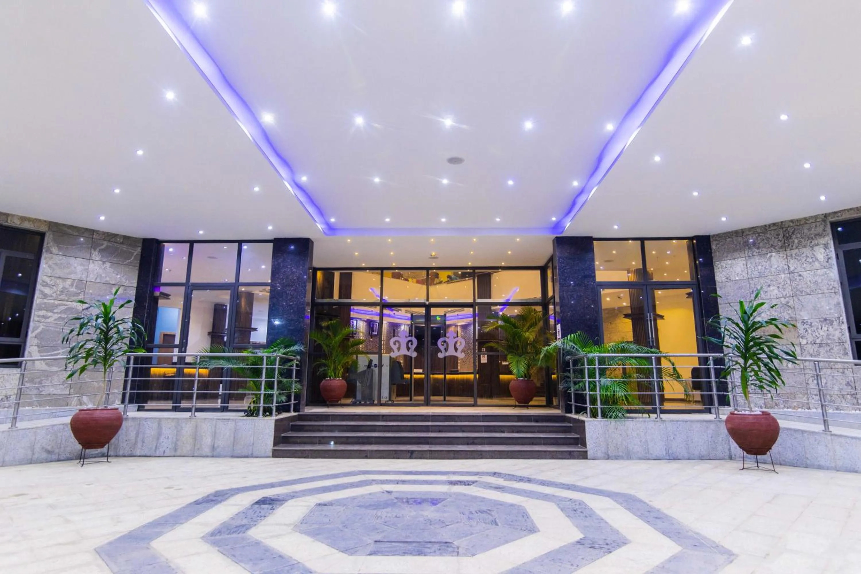 Facade/entrance in BON Hotel Octagon