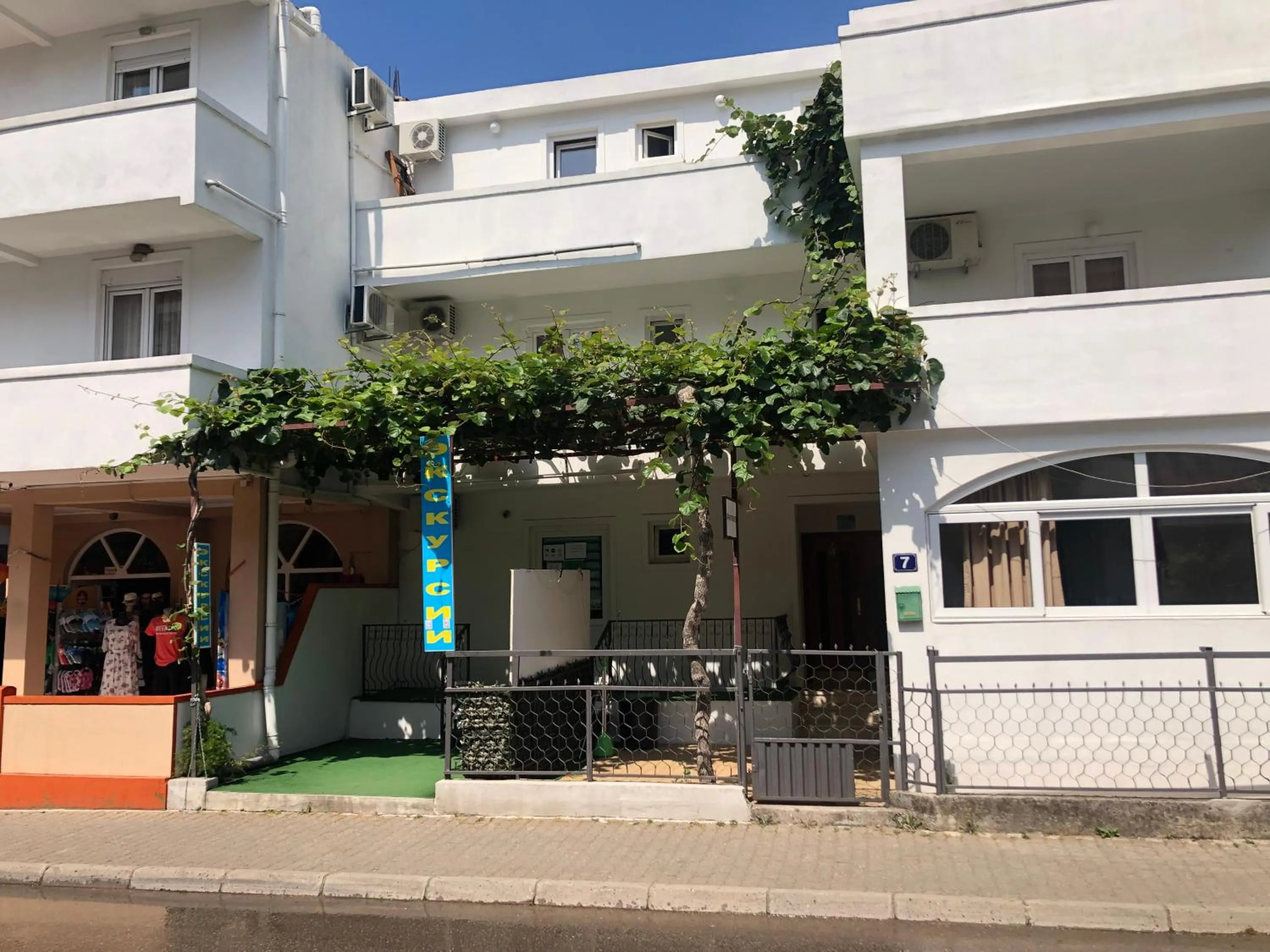 Facade/entrance in Mirko Apartments Budva