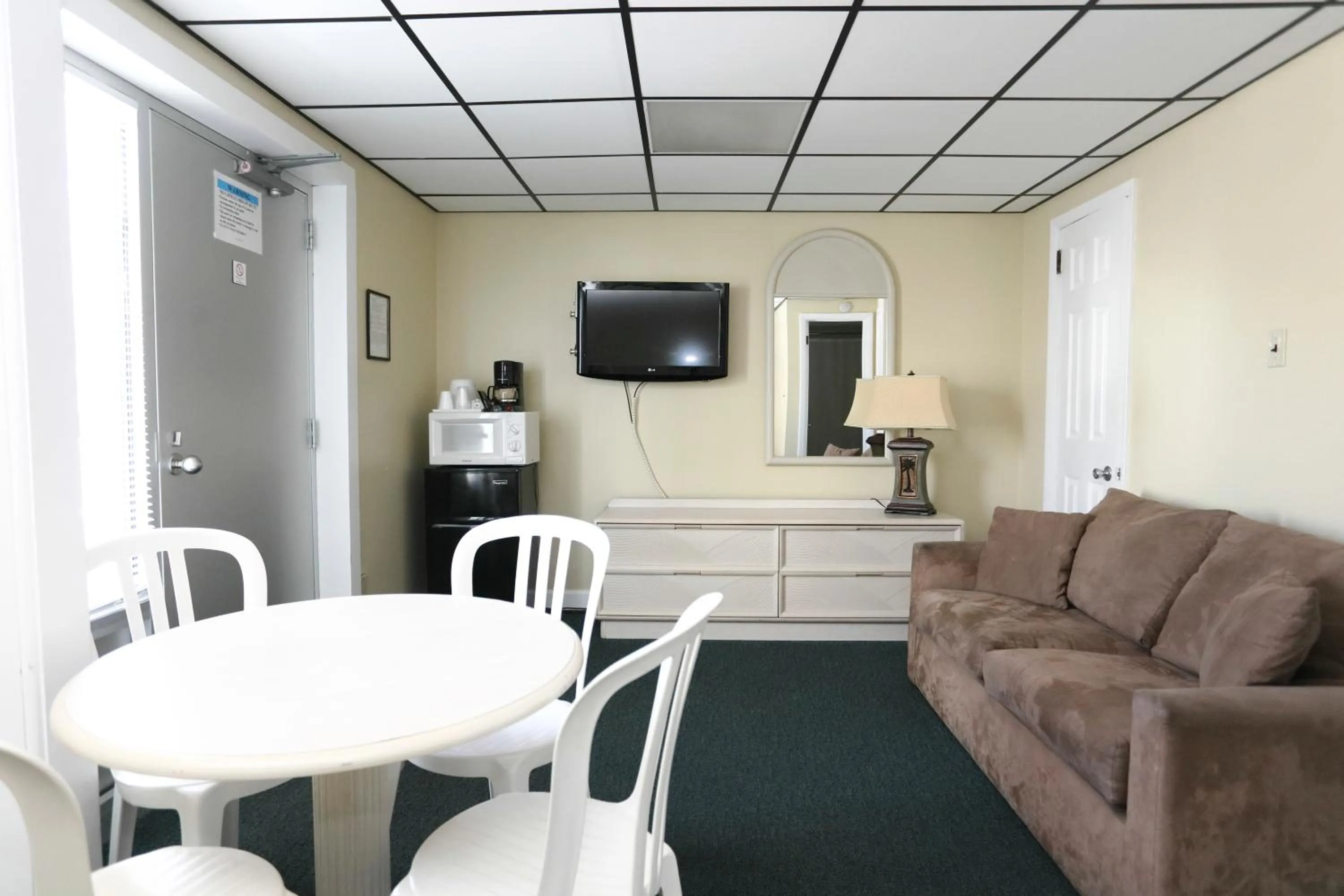 TV and multimedia in Riviera Resort & Suites