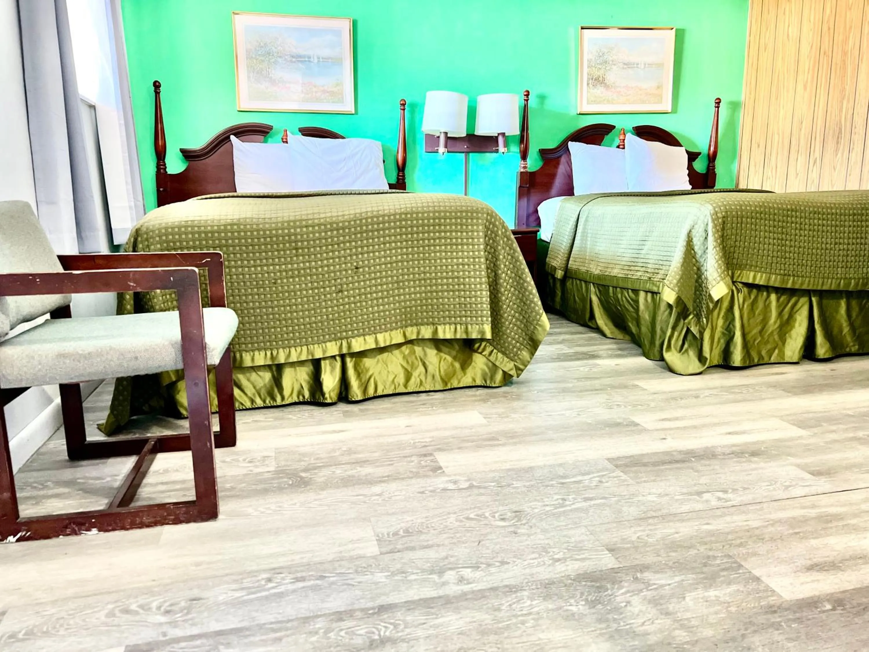 Bed in Travelers Inn Olney