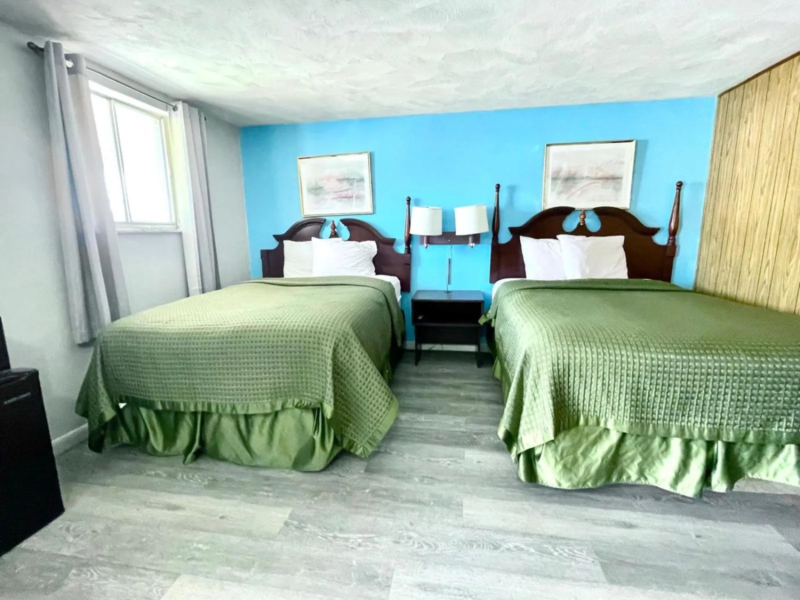 Bed in Travelers Inn Olney