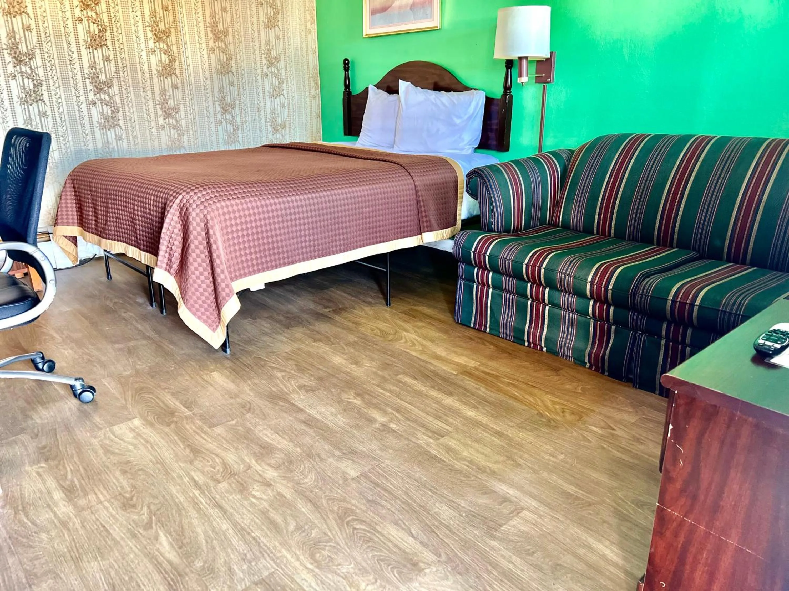 Living room, Bed in Travelers Inn Olney