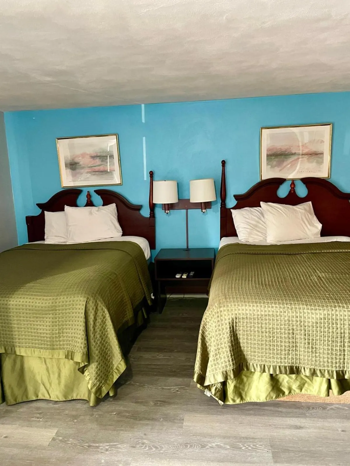 Bed in Travelers Inn Olney