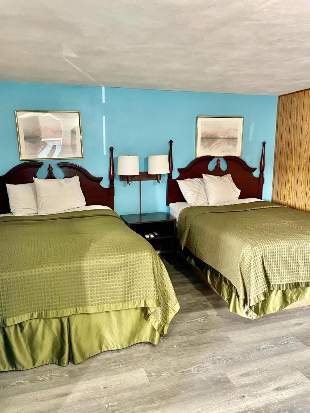 Bed in Travelers Inn Olney