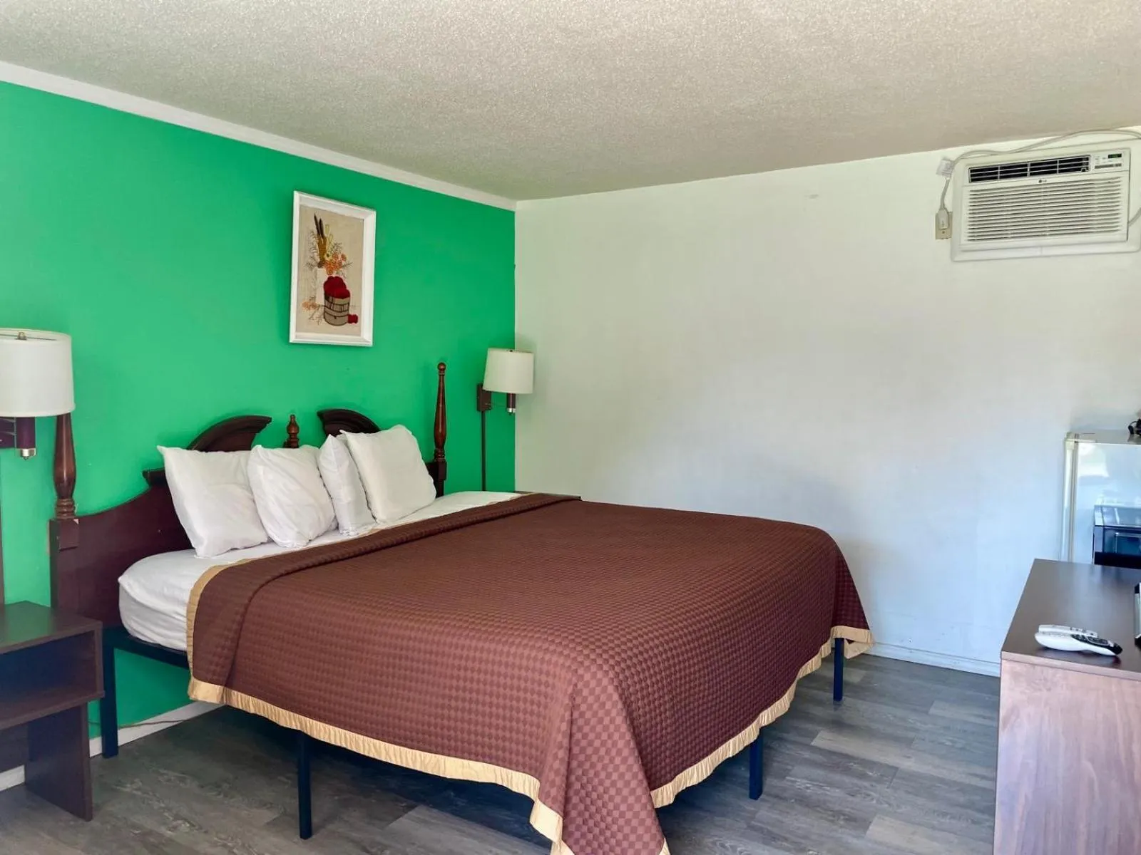Bedroom, Bed in Travelers Inn Olney