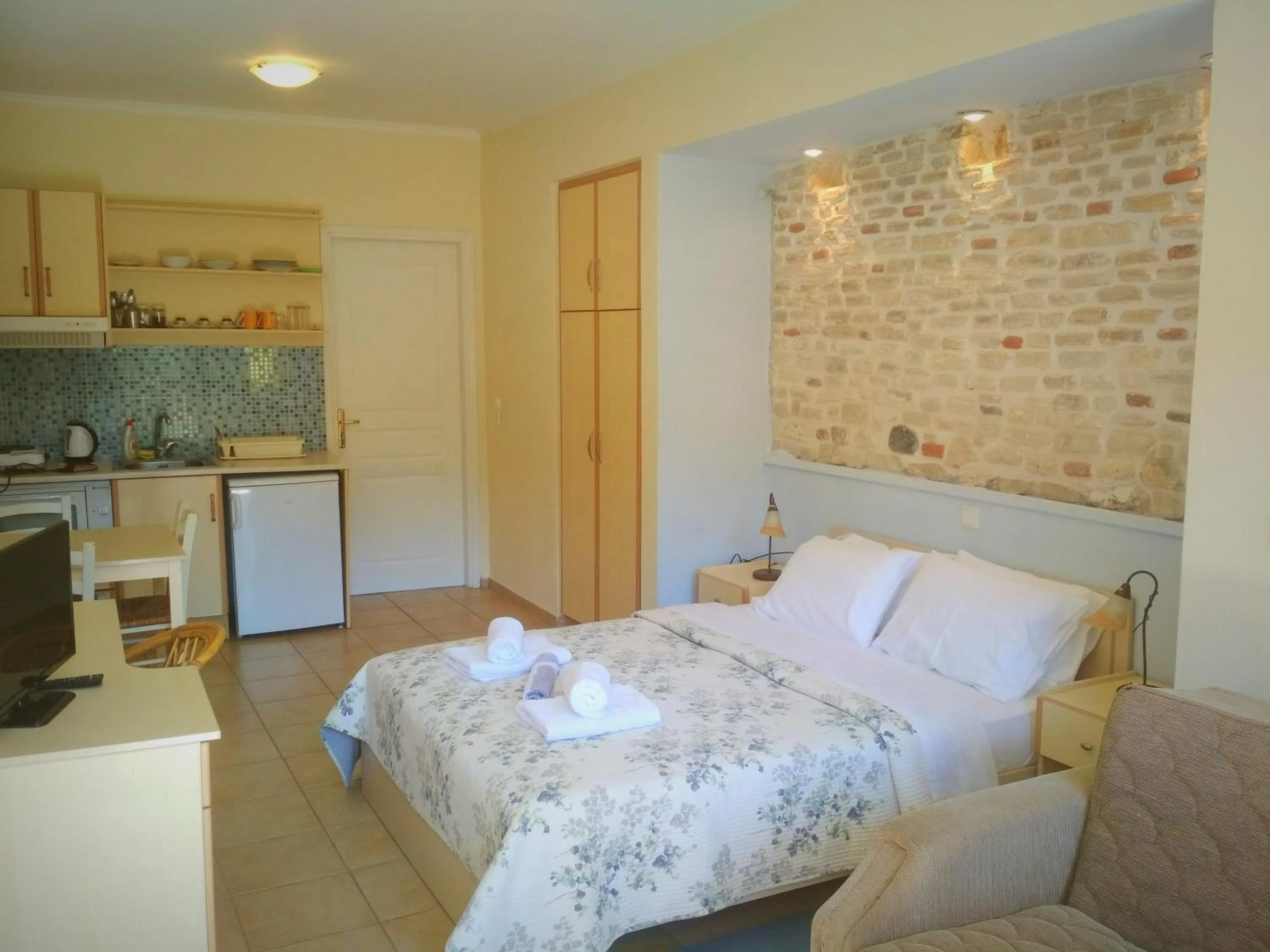 Bed in Rent Rooms Alexiou