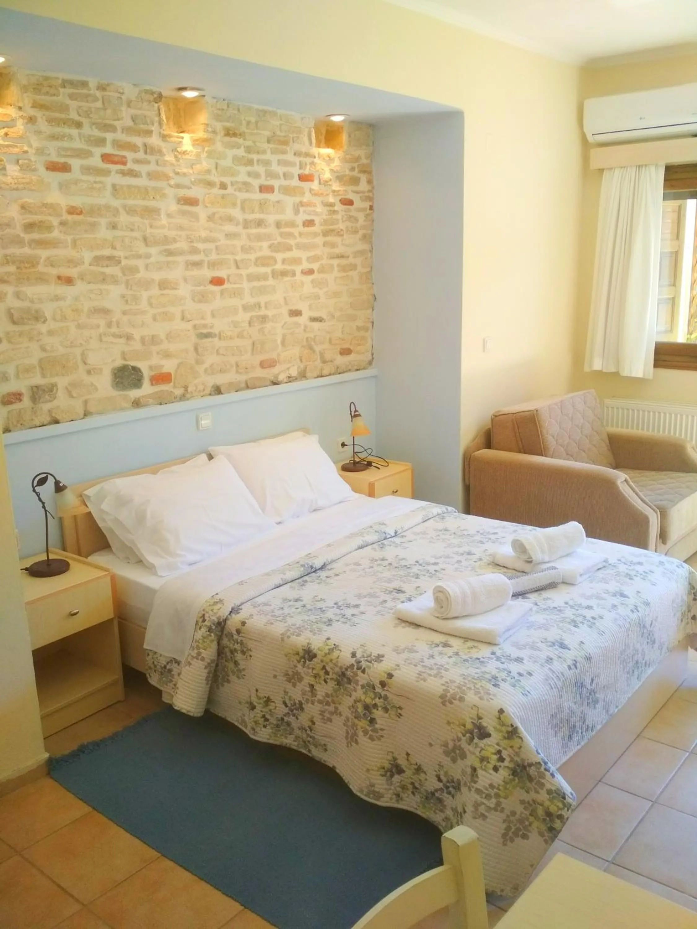 Bed in Rent Rooms Alexiou