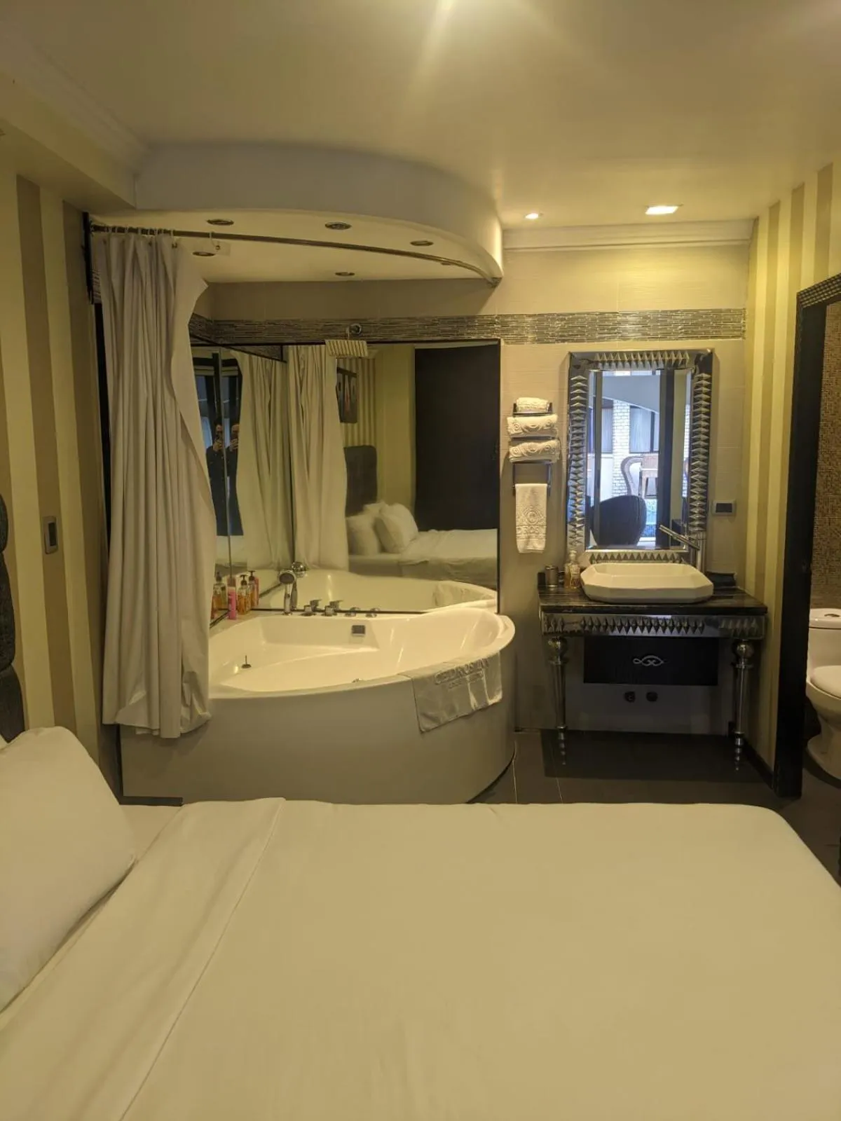 Communal lounge/ TV room, Bed in Cedros Inn Boutique Hotel