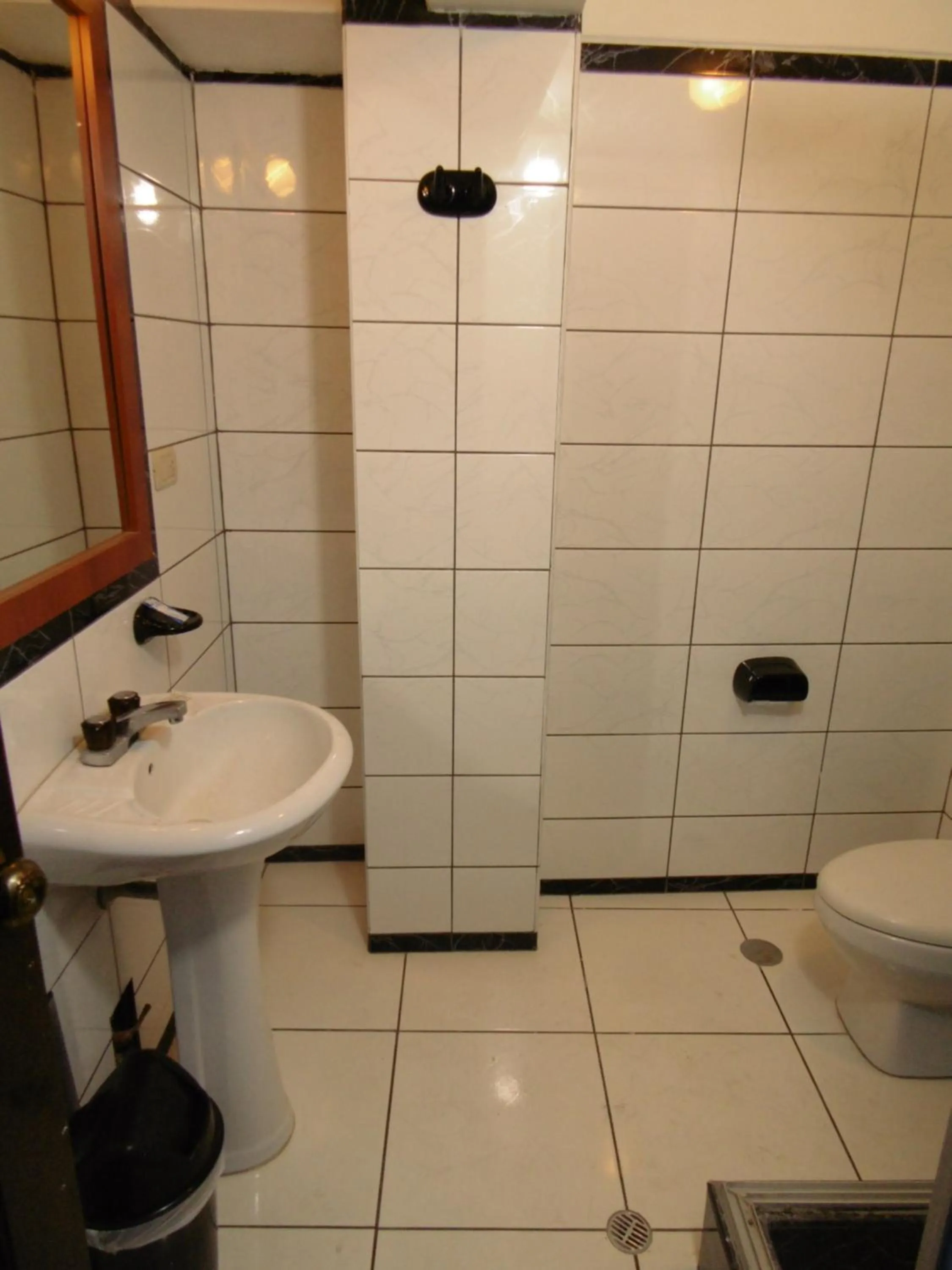 Shower in Hotel Montecristo Cusco