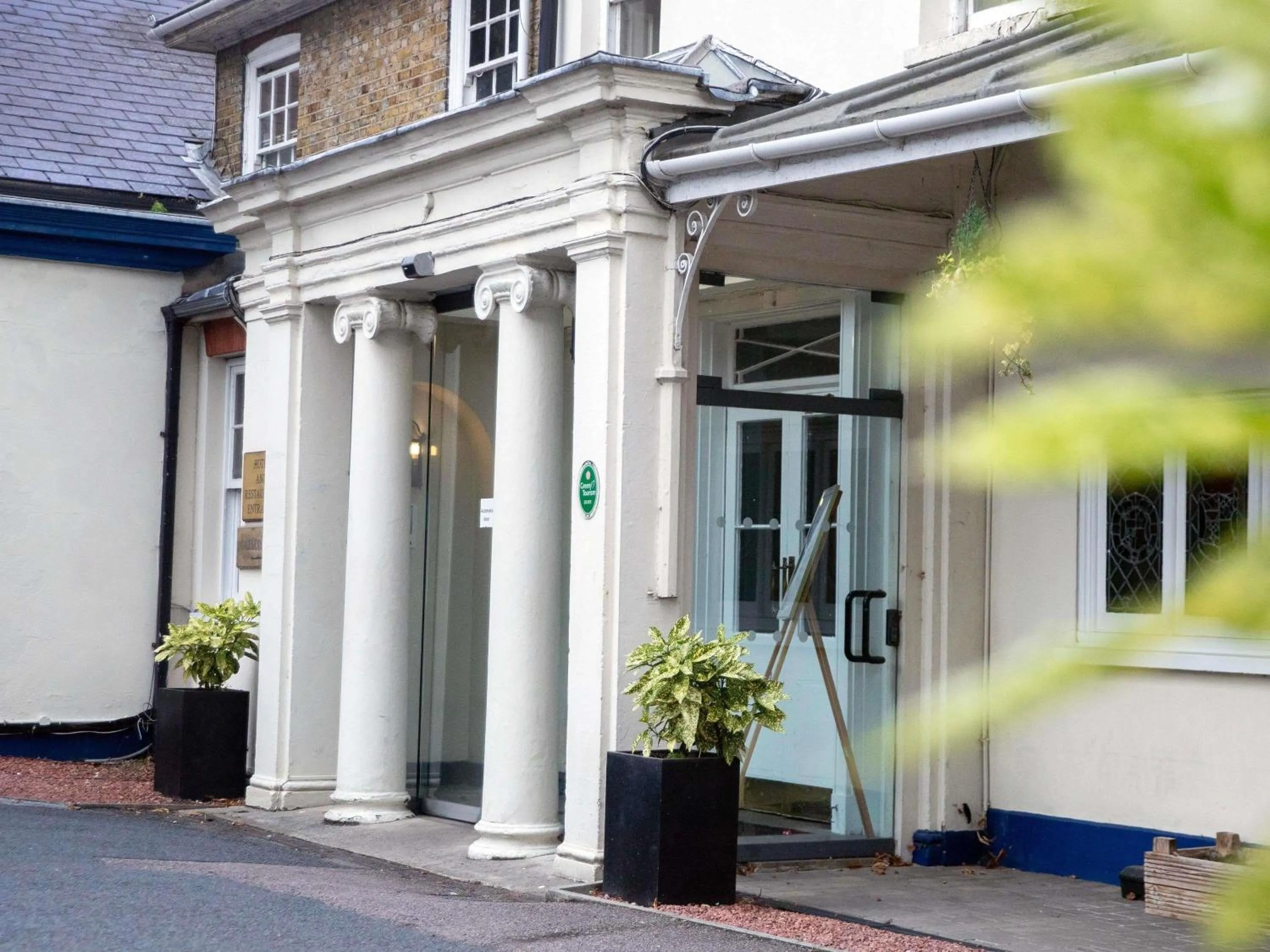 Property building in Mercure Thurrock Stifford Hall