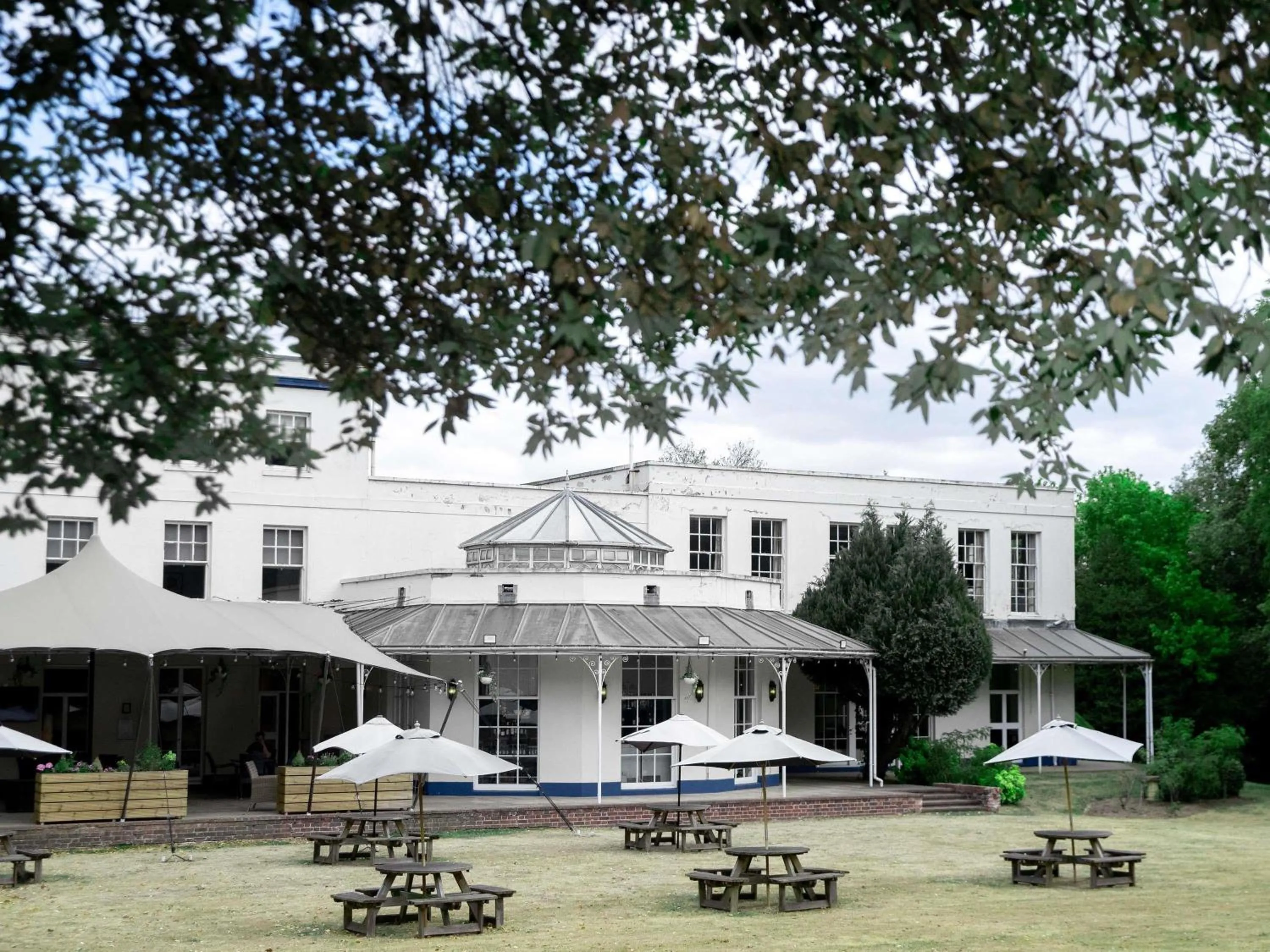 Property building in Mercure Thurrock Stifford Hall