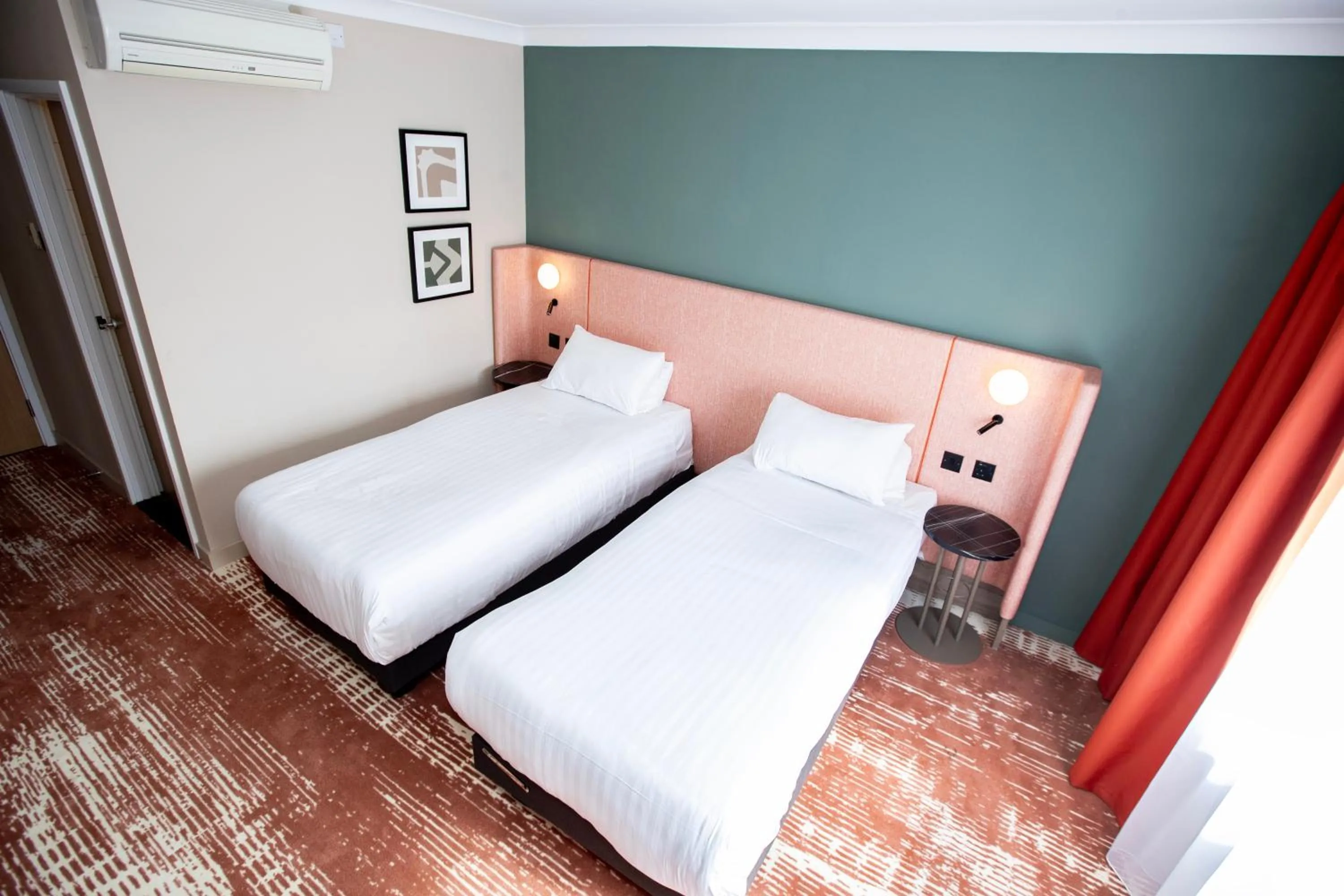 Photo of the whole room, Bed in Mercure Thurrock Stifford Hall