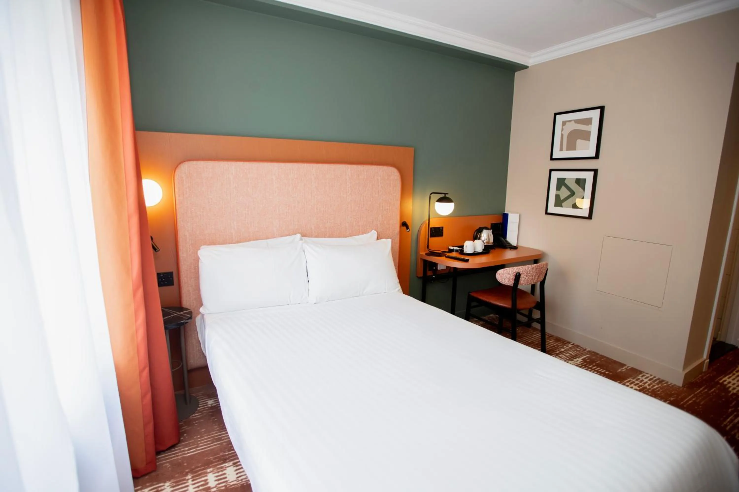 Photo of the whole room, Bed in Mercure Thurrock Stifford Hall