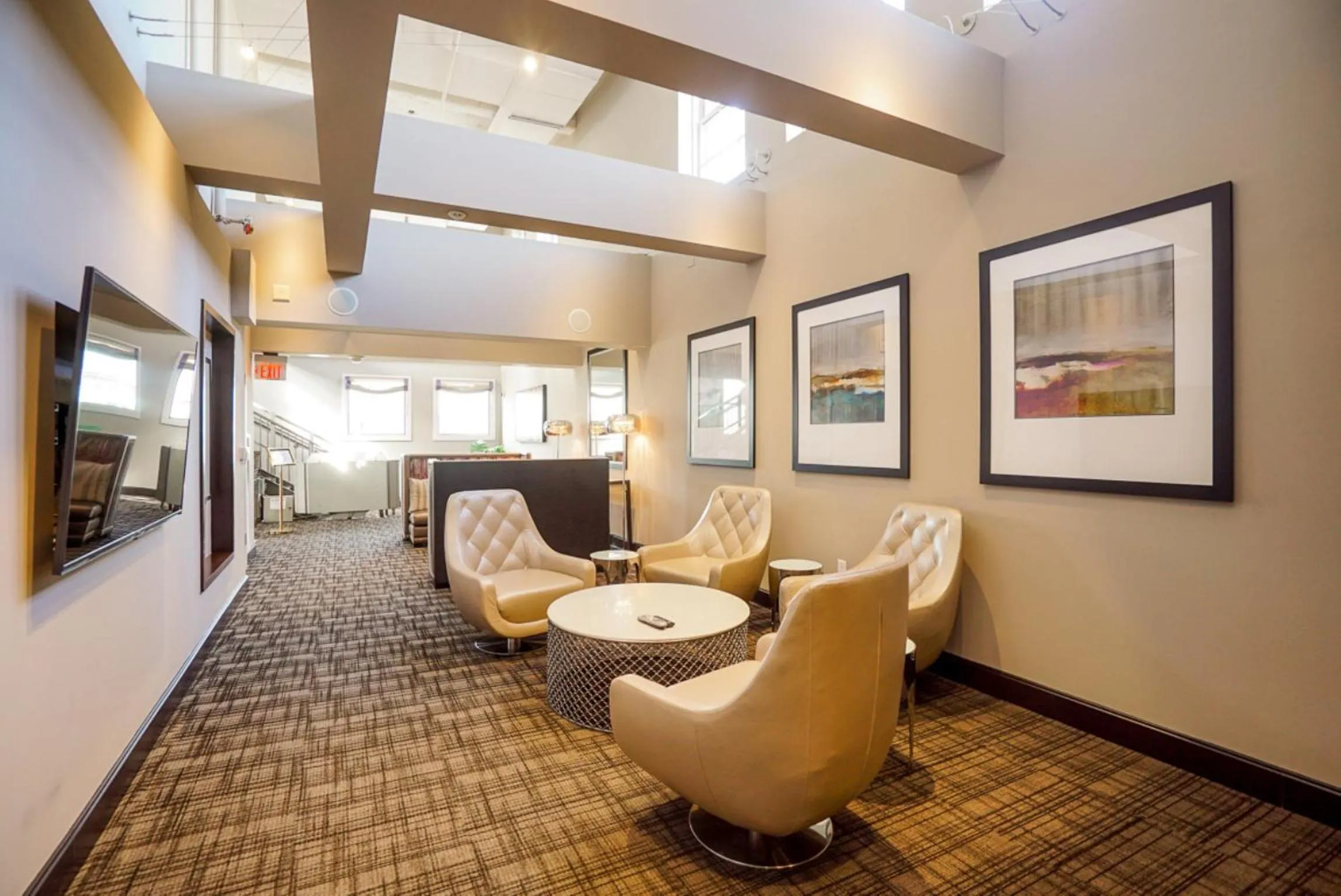 Communal lounge/ TV room in Global Luxury Suites at The White House