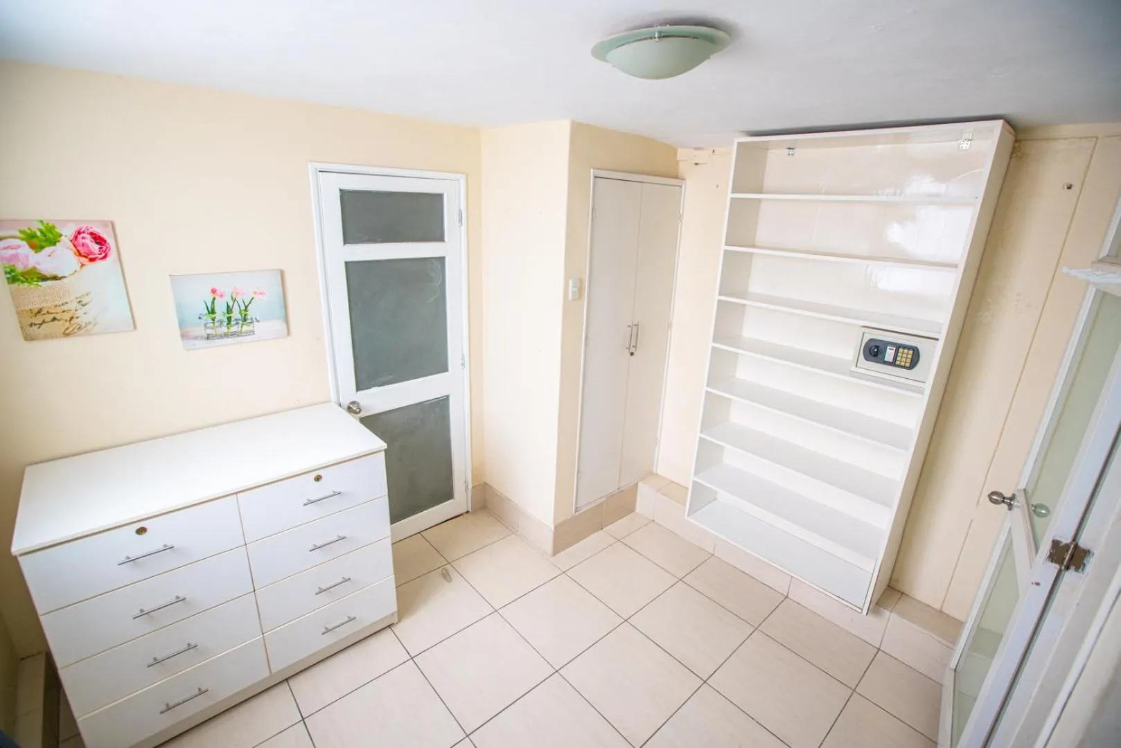 wardrobe in Posada Blanca Hotel Boutique