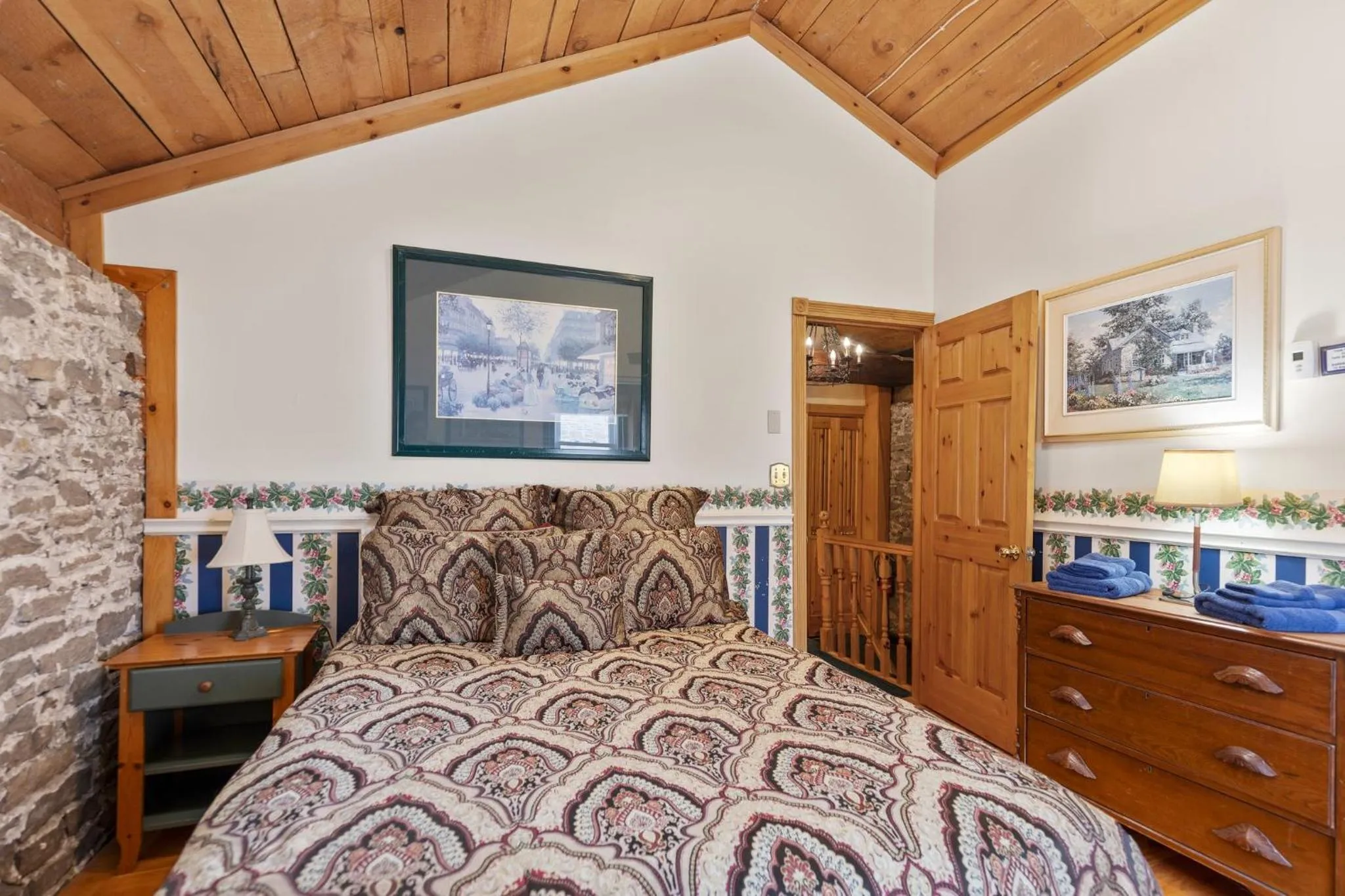 Guests, Bed in Noble Suites