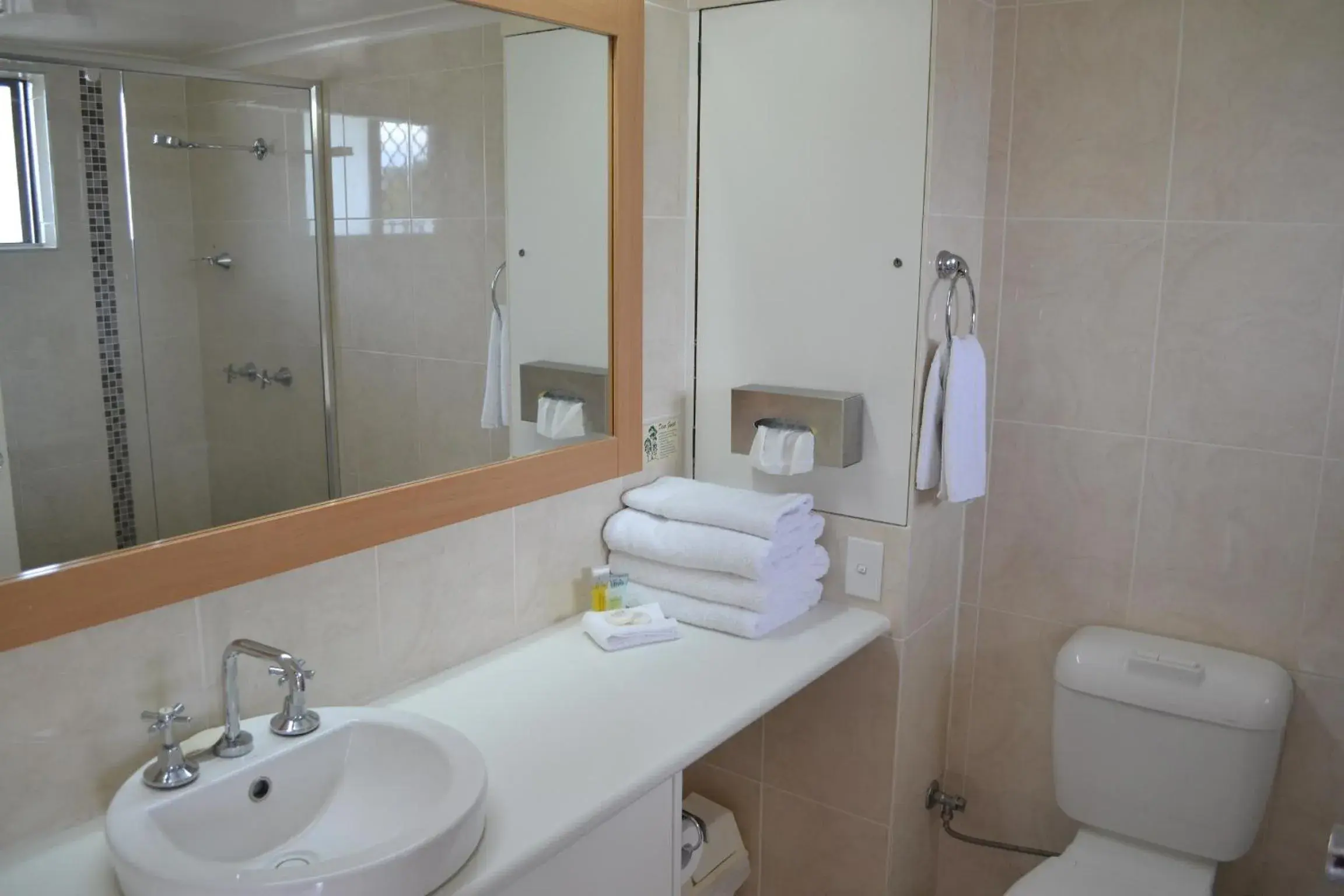 Shower in Comfort Inn Grammar View Shower in Comfort Inn Grammar View