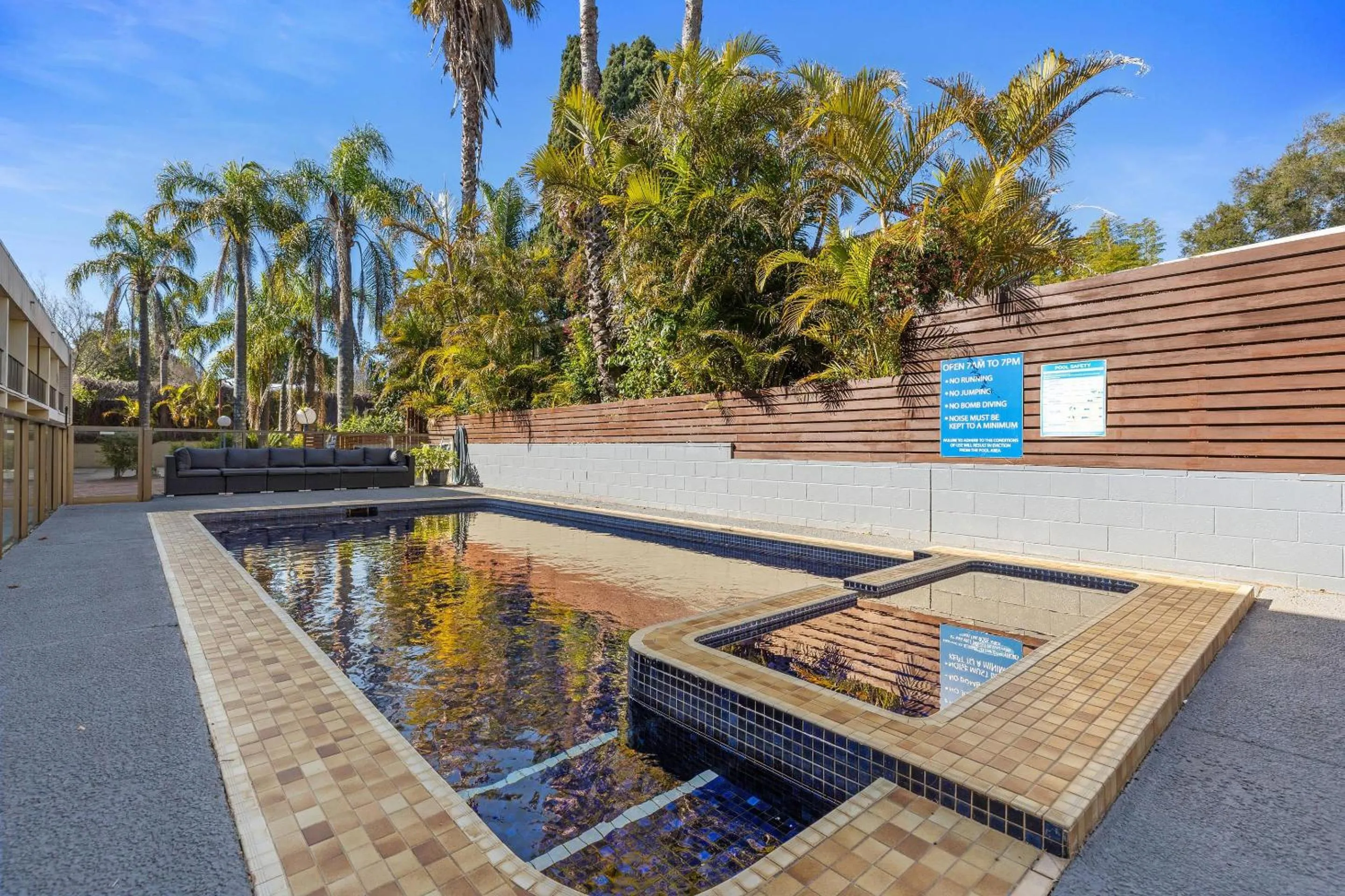 Swimming pool in Comfort Inn Grammar View
