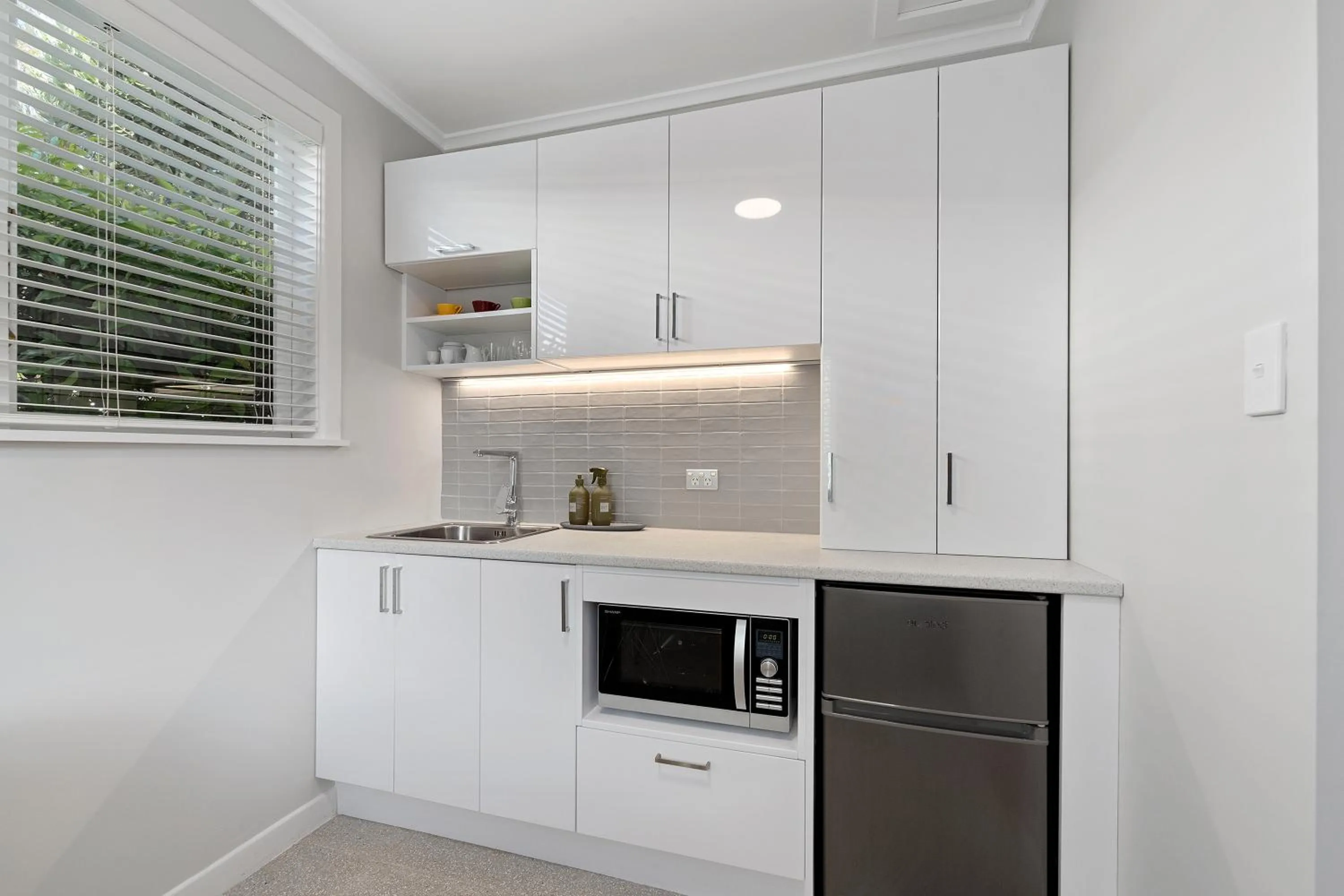 Kitchen or kitchenette in Devonport Motel