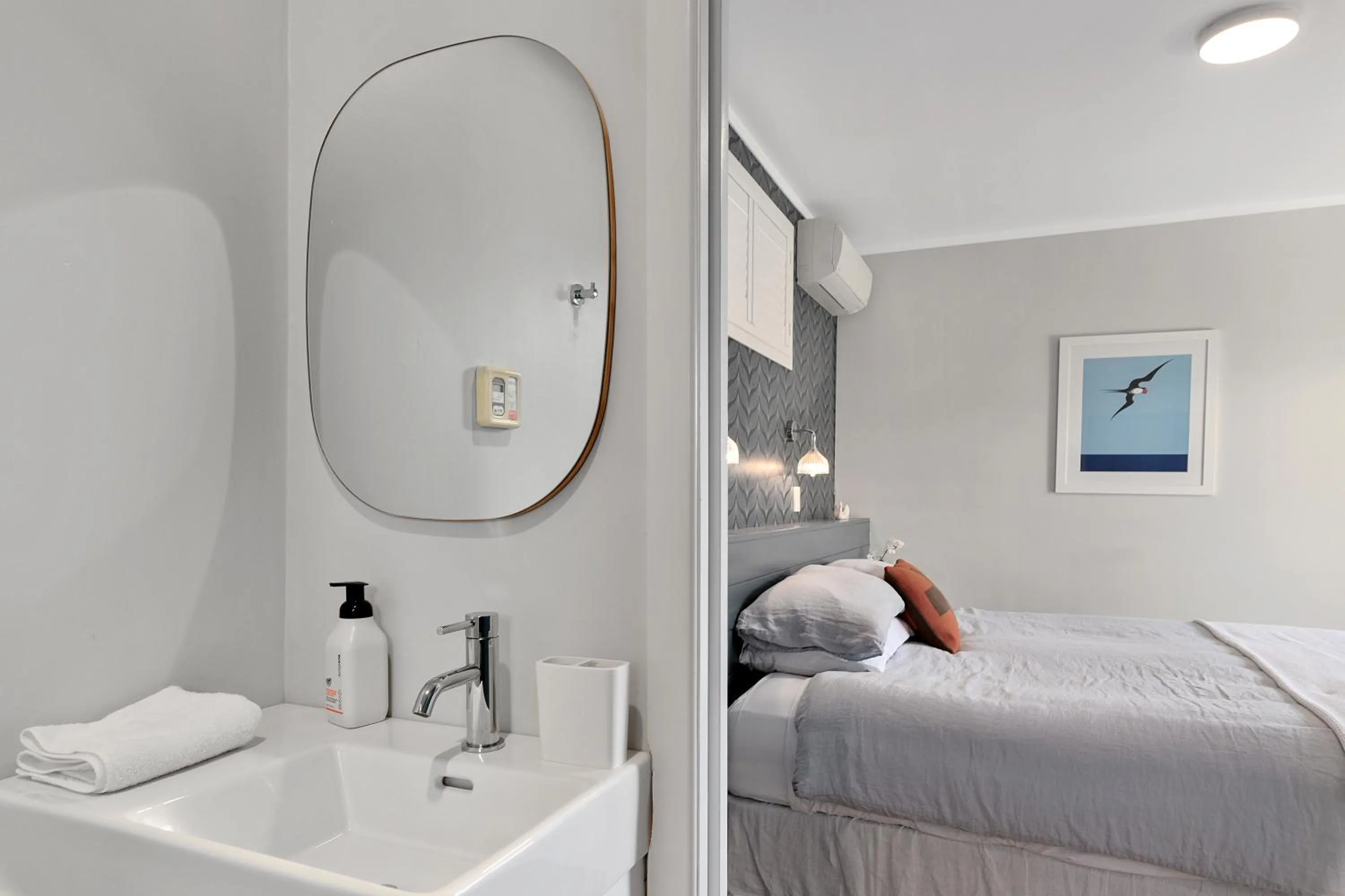 Bathroom, Bed in Devonport Motel