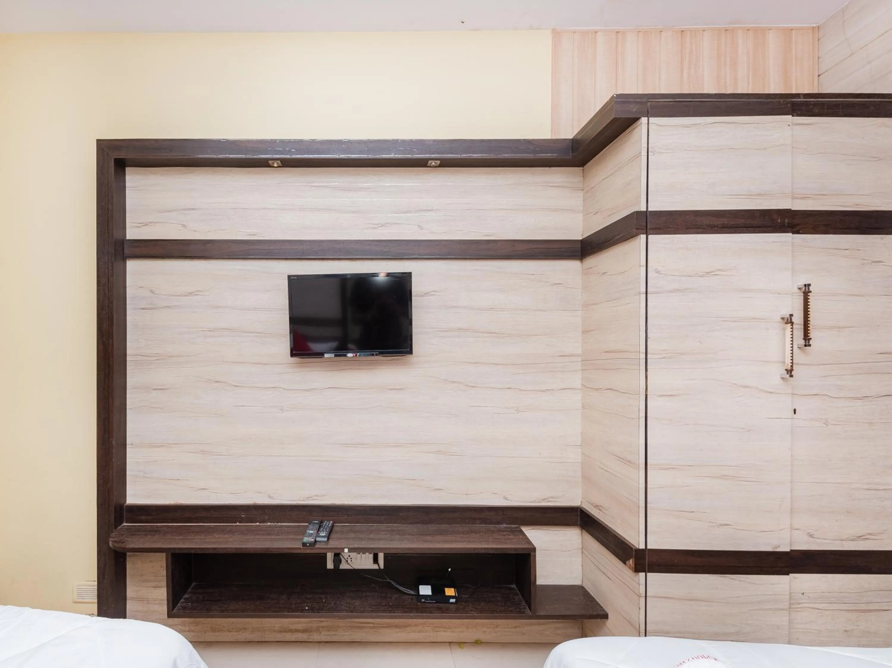 Communal lounge/ TV room, Bed in Hotel Al Moazin