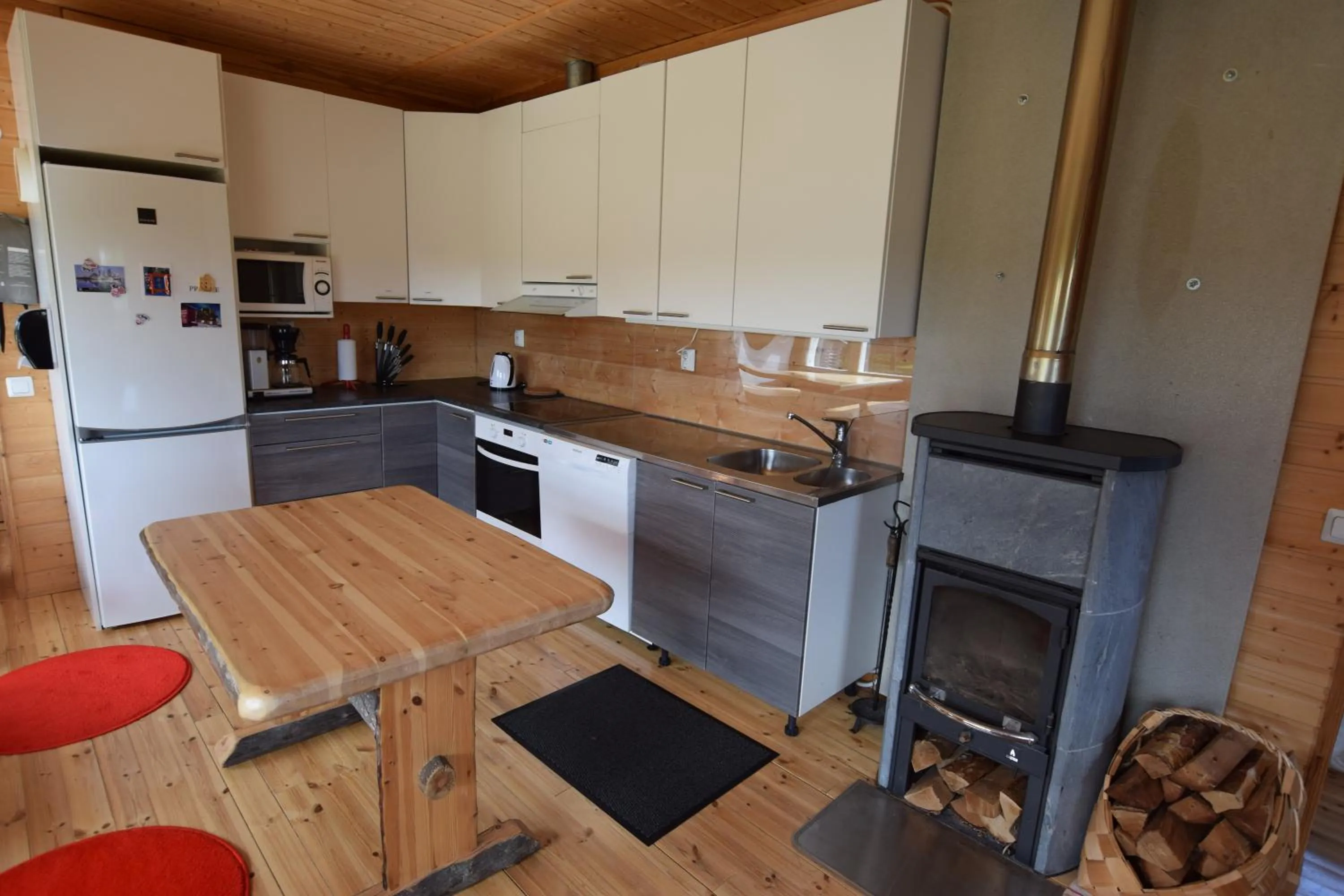 Kitchen or kitchenette in Lake Inari Mobile Cabins