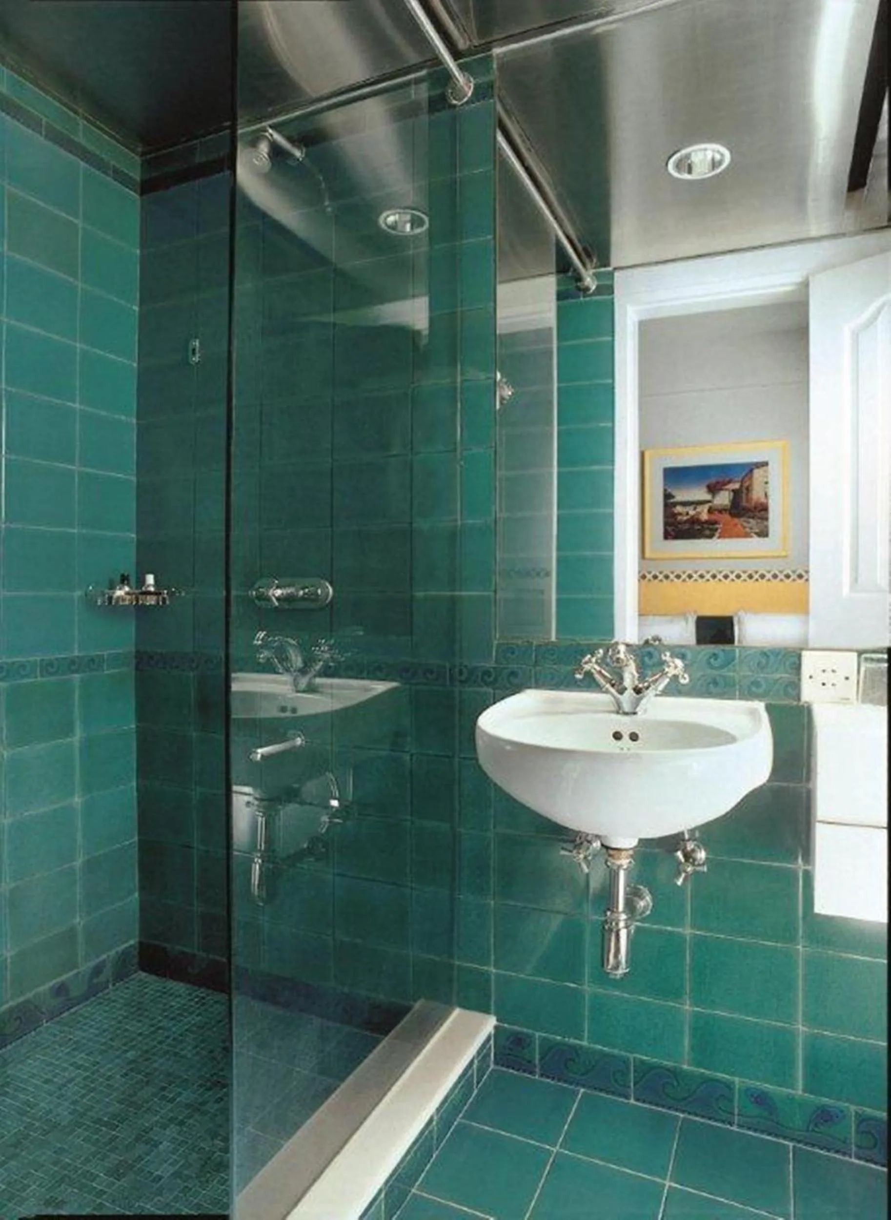 Shower in The Gordon House Hotel - Near Gateway Of India