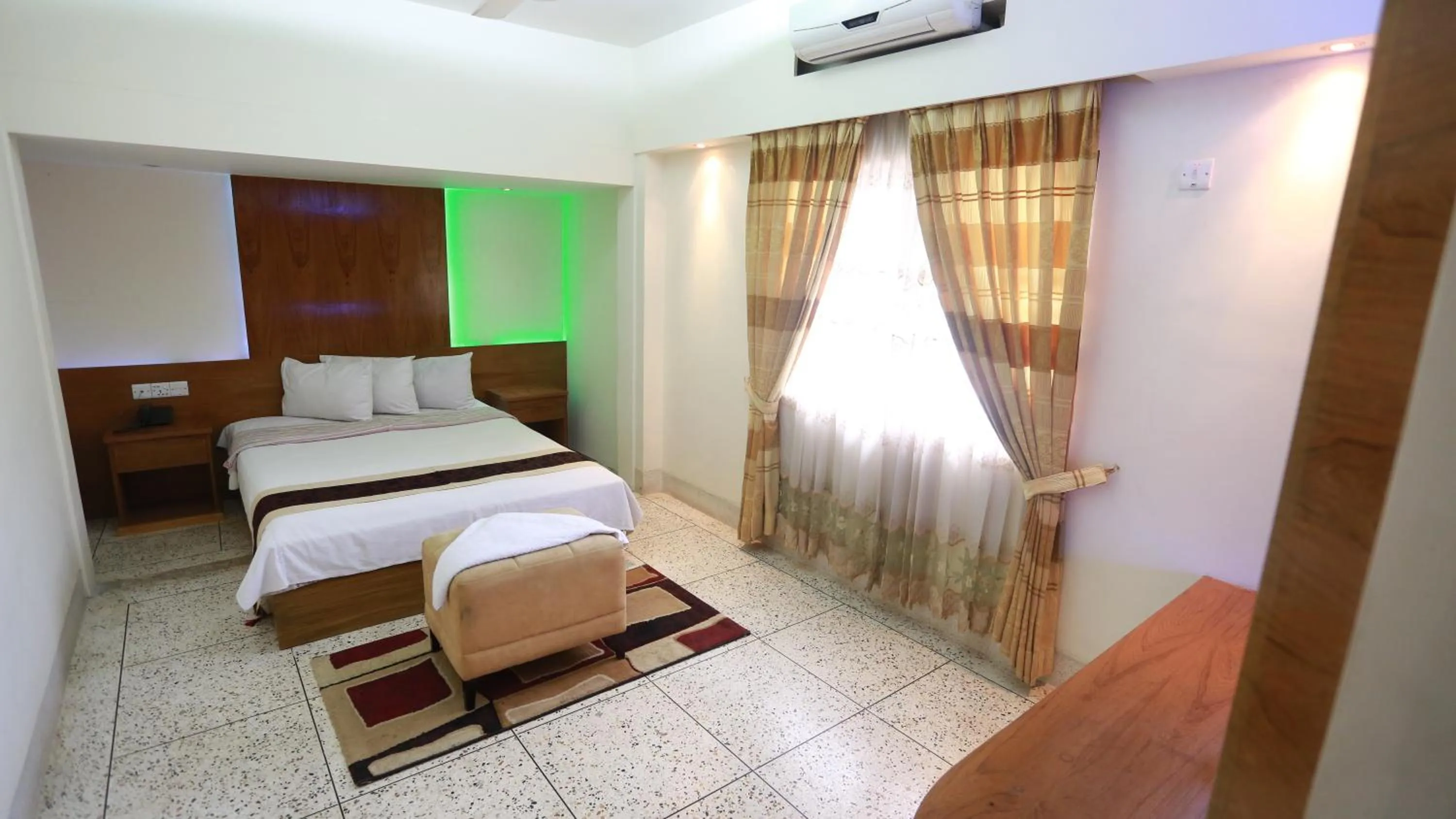 Bed in Nagar Valley Hotel Ltd.