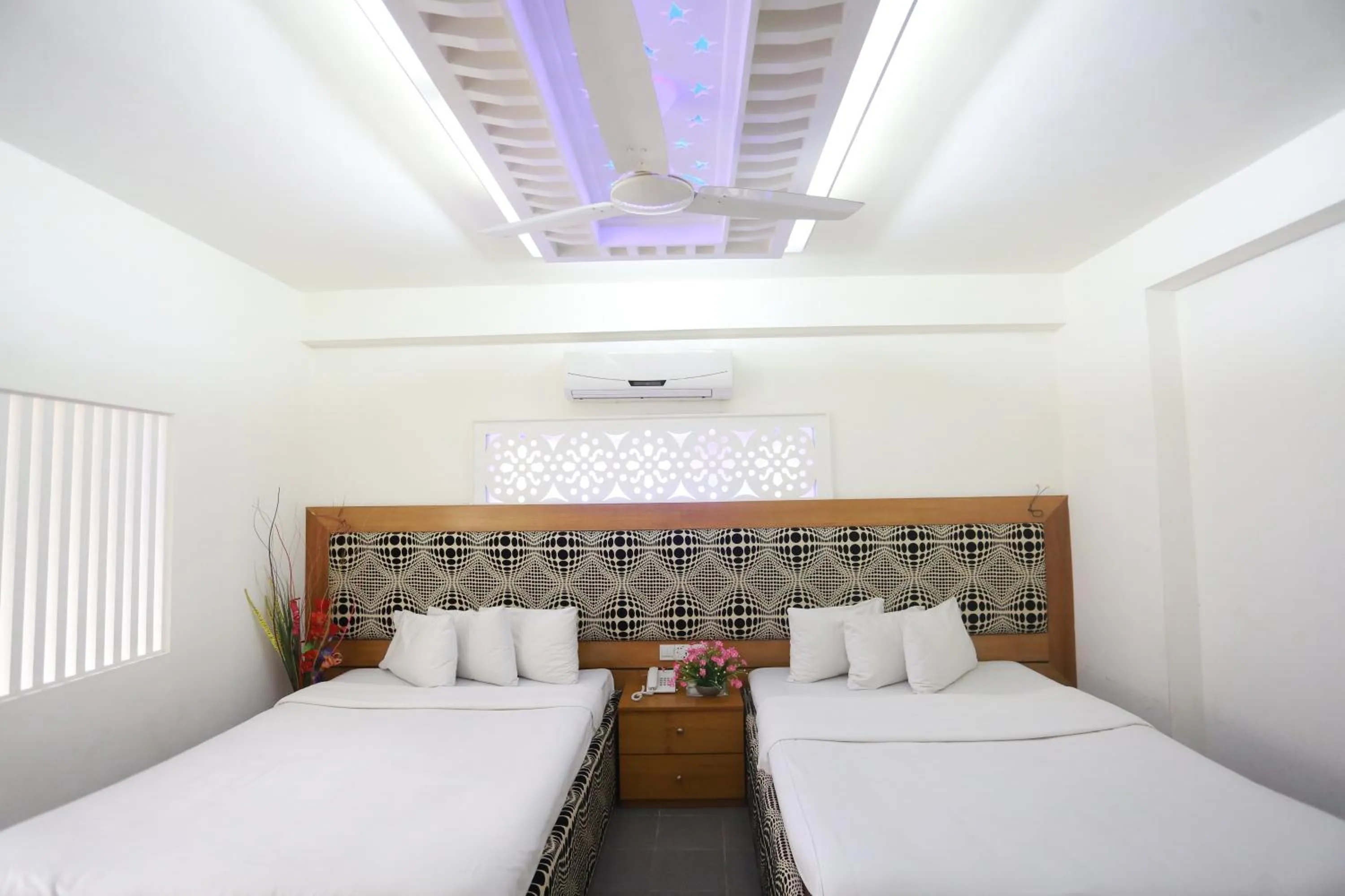 Bed in Nagar Valley Hotel Ltd.