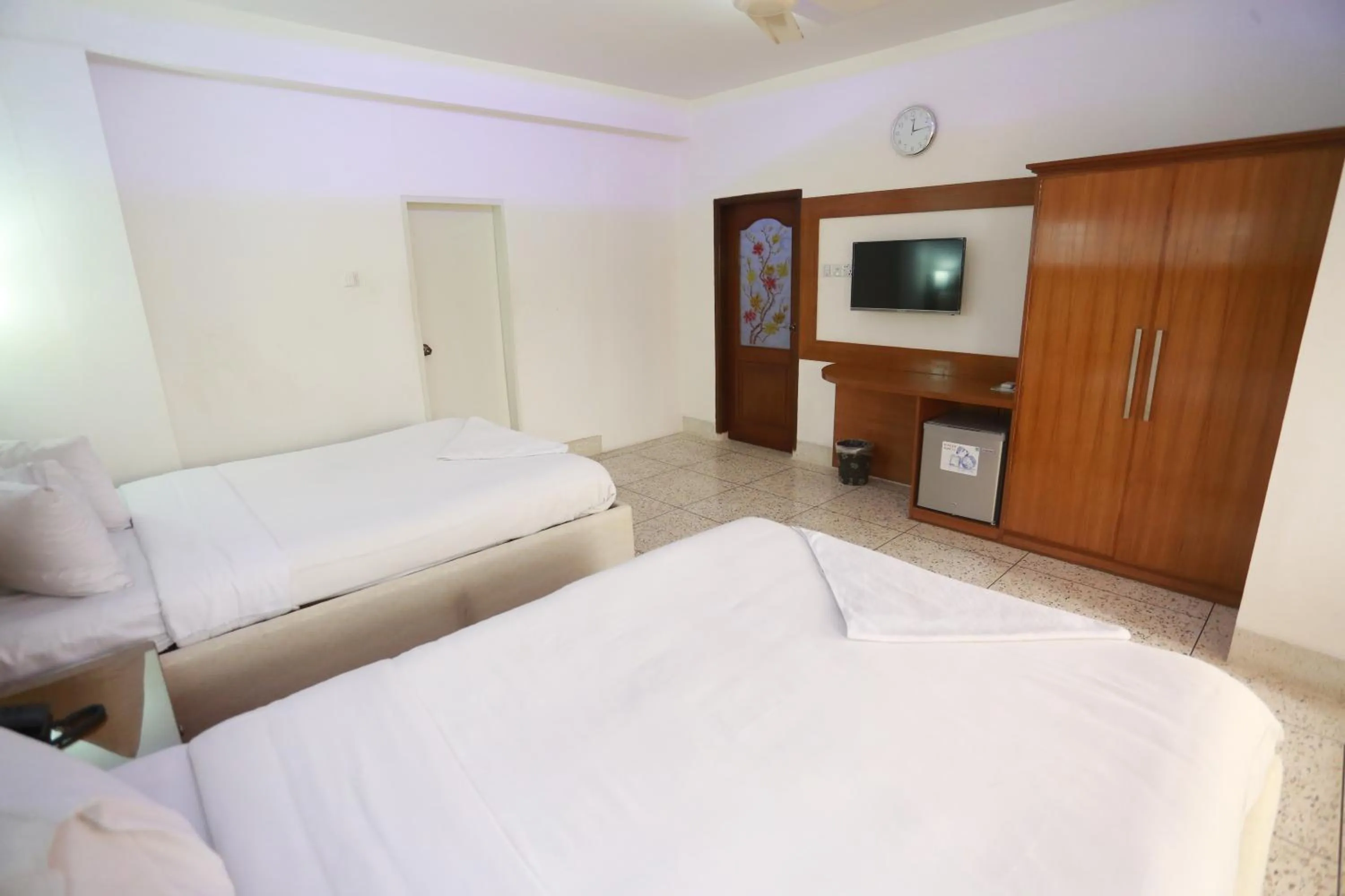 Bed in Nagar Valley Hotel Ltd.