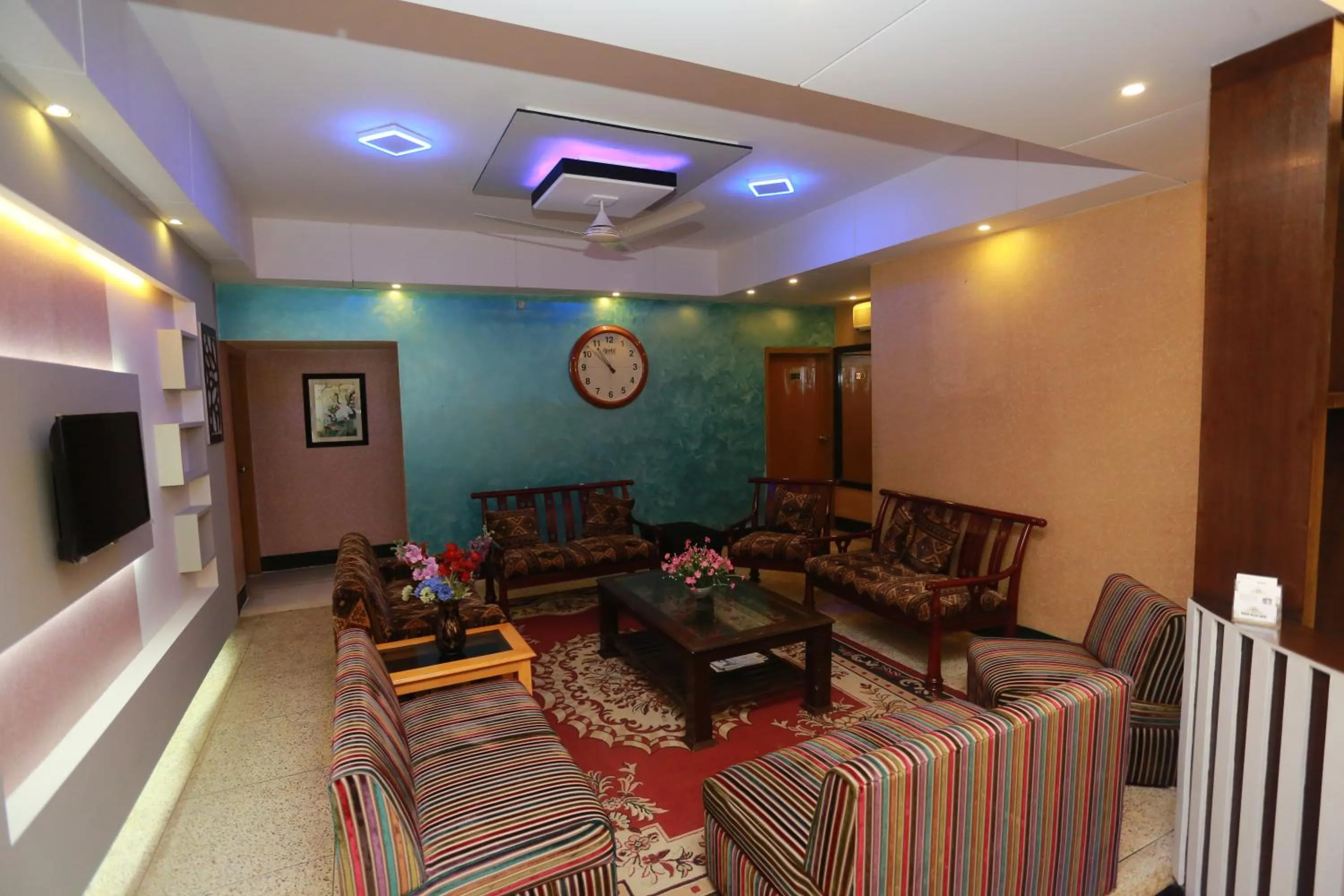 Communal lounge/ TV room in Nagar Valley Hotel Ltd.
