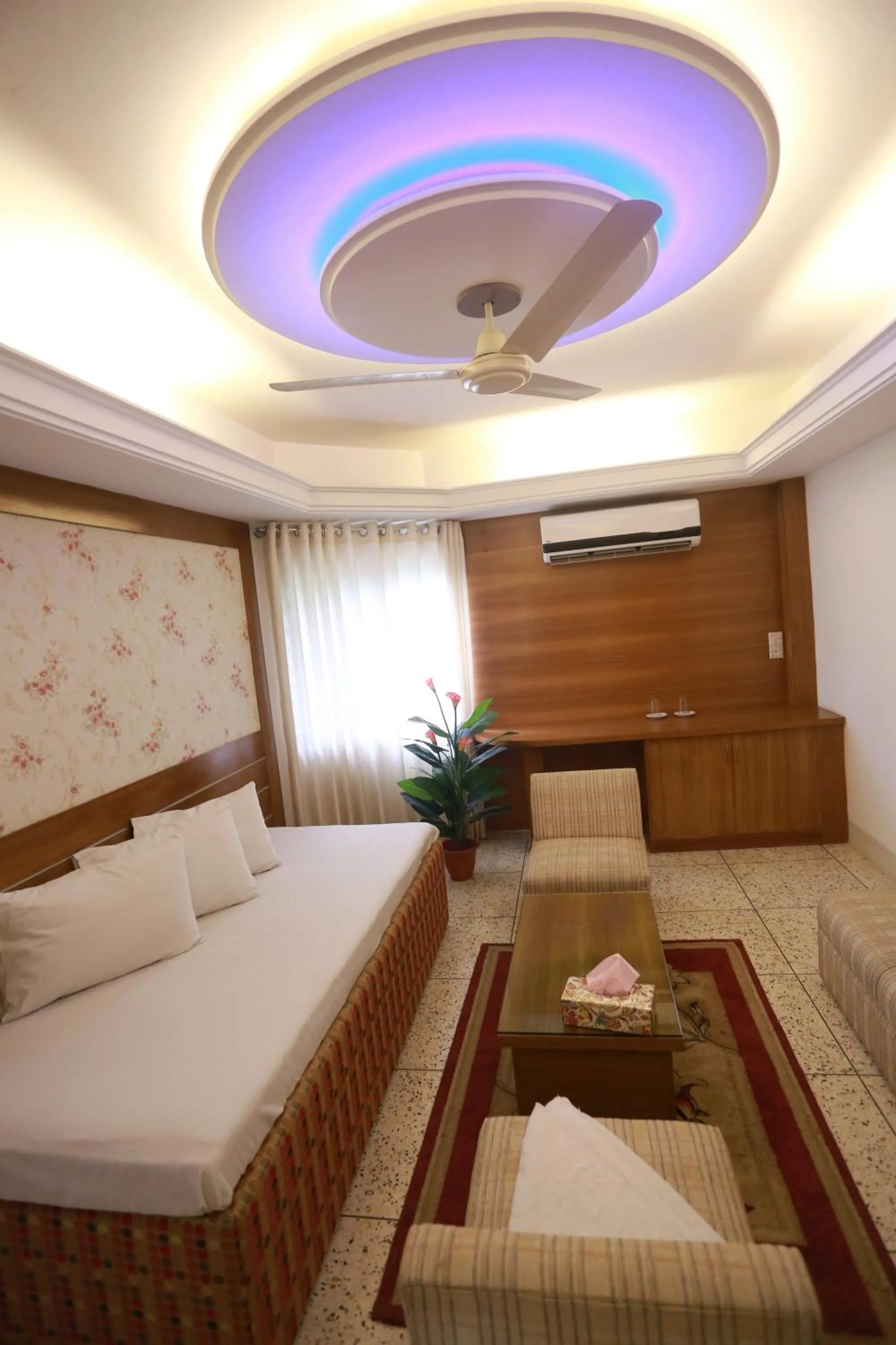 Day, Bed in Nagar Valley Hotel Ltd.