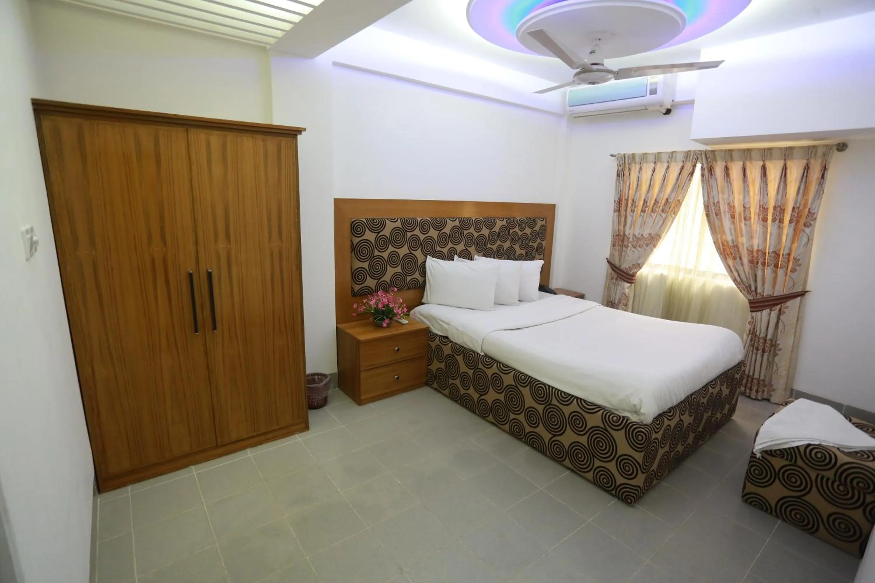 Bed in Nagar Valley Hotel Ltd.