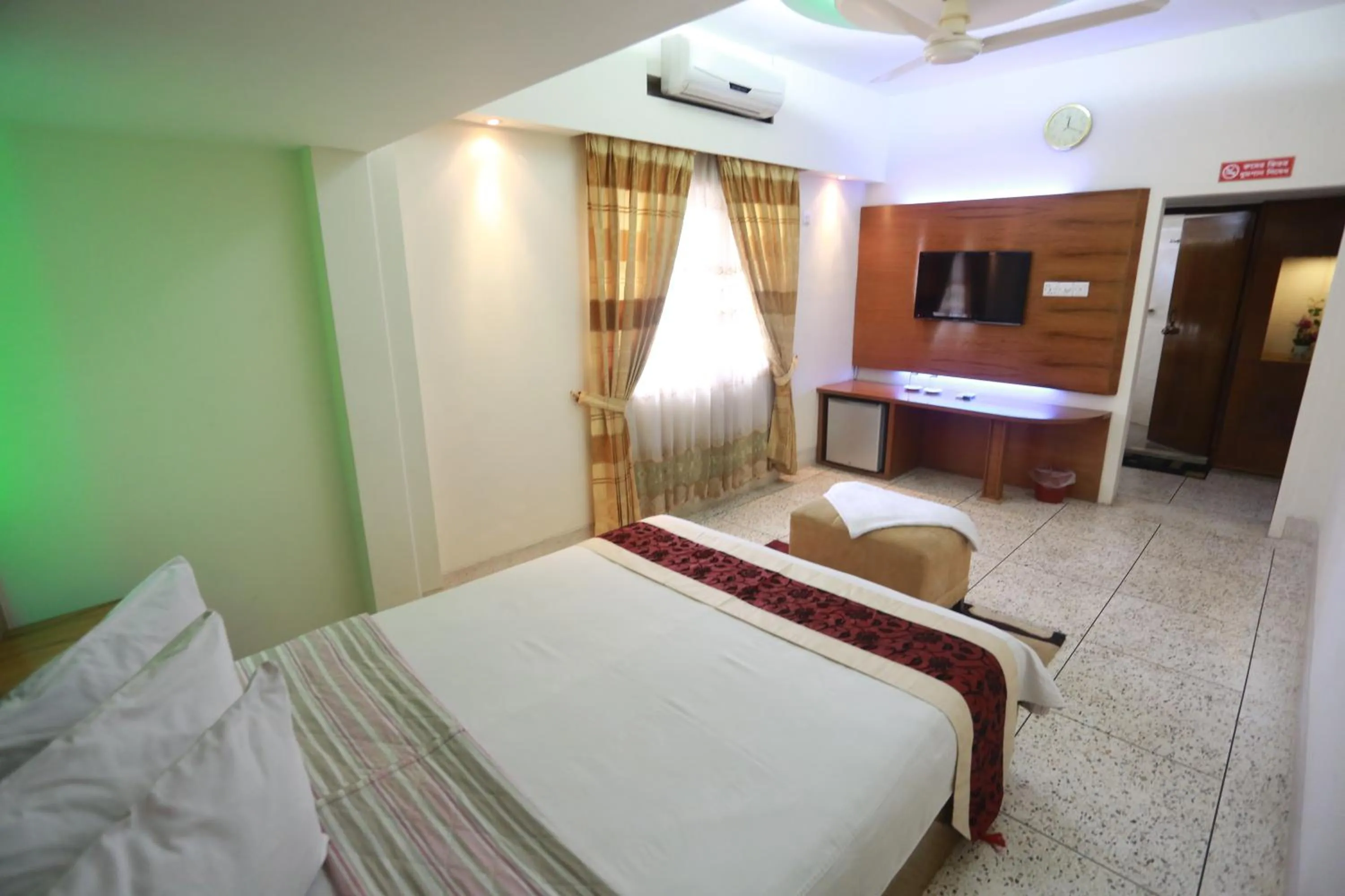 Bed in Nagar Valley Hotel Ltd.