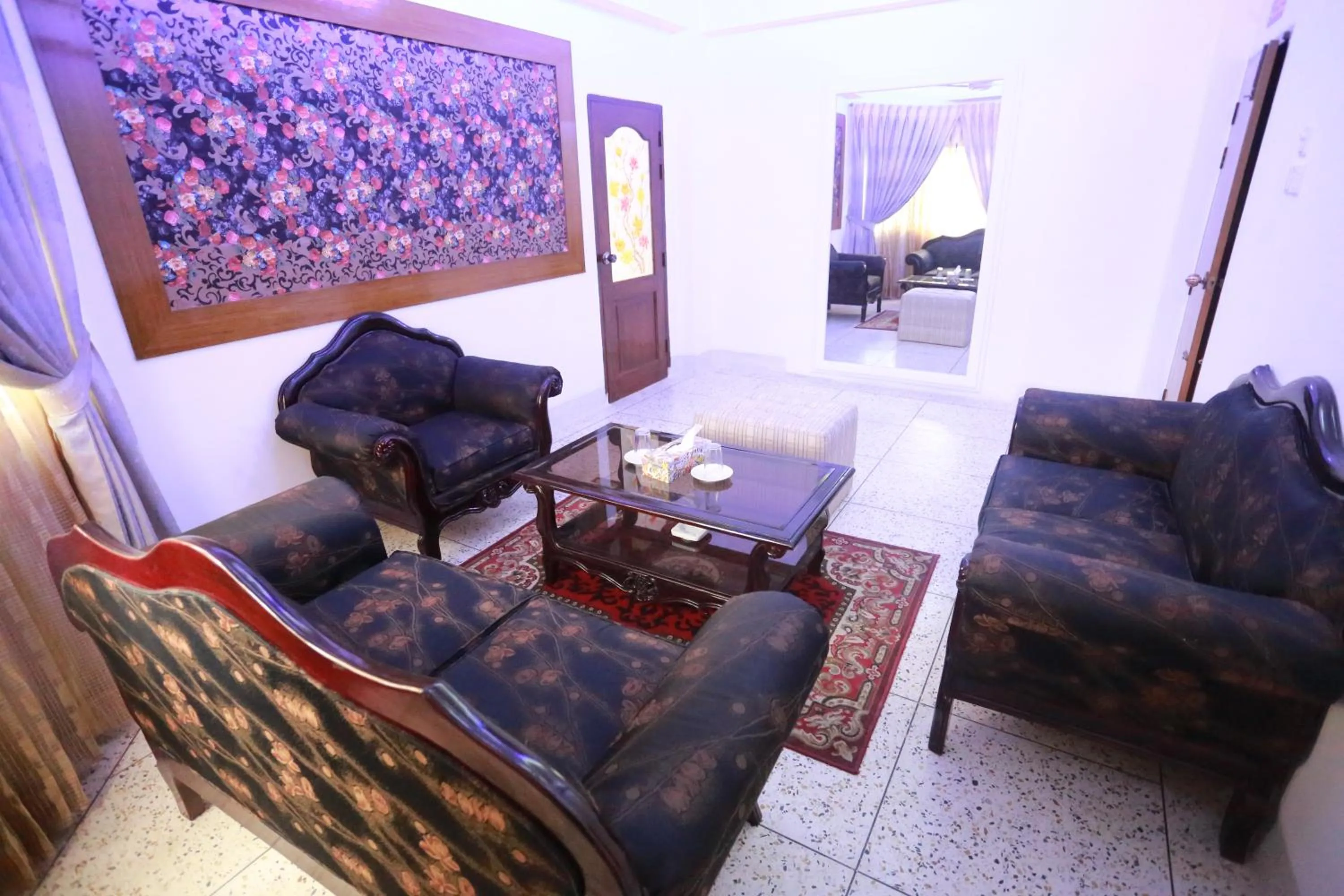 Communal lounge/ TV room in Nagar Valley Hotel Ltd.