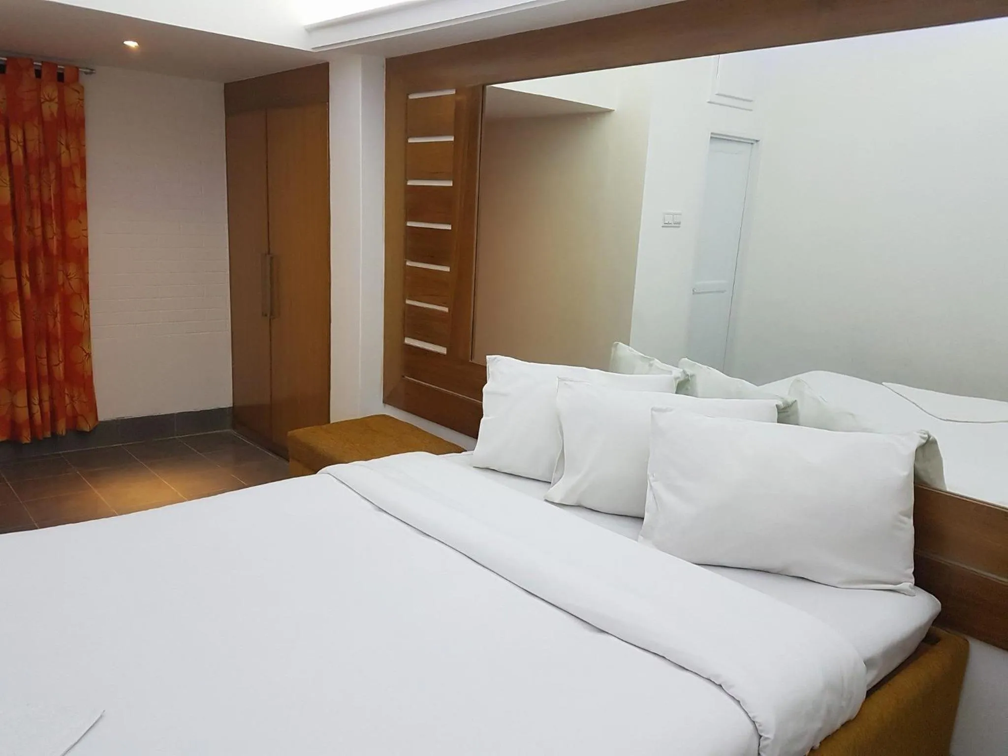 Bed in Nagar Valley Hotel Ltd.