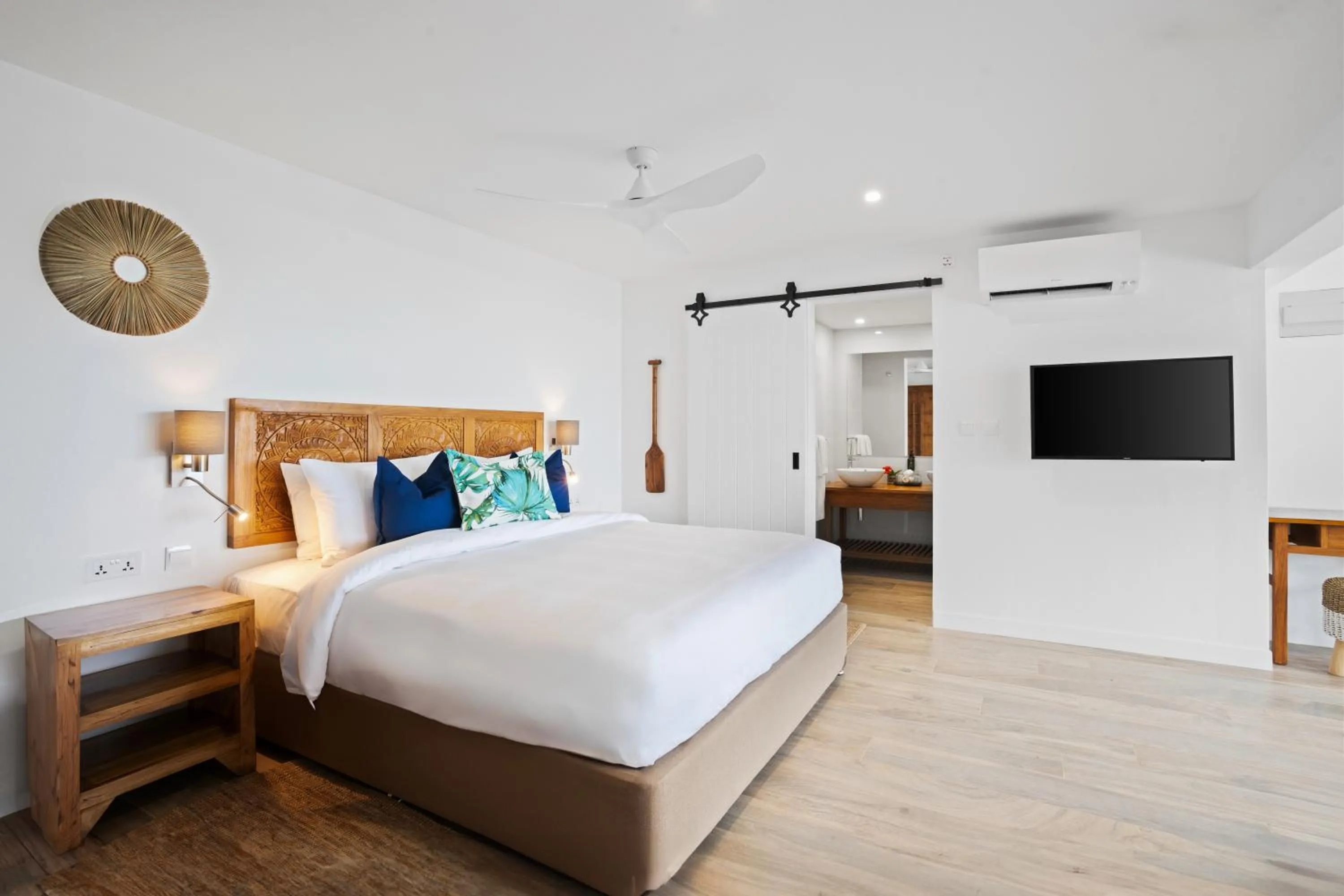 TV and multimedia, Bed in The Bay Seychelles Boutique Hotel and Apartments