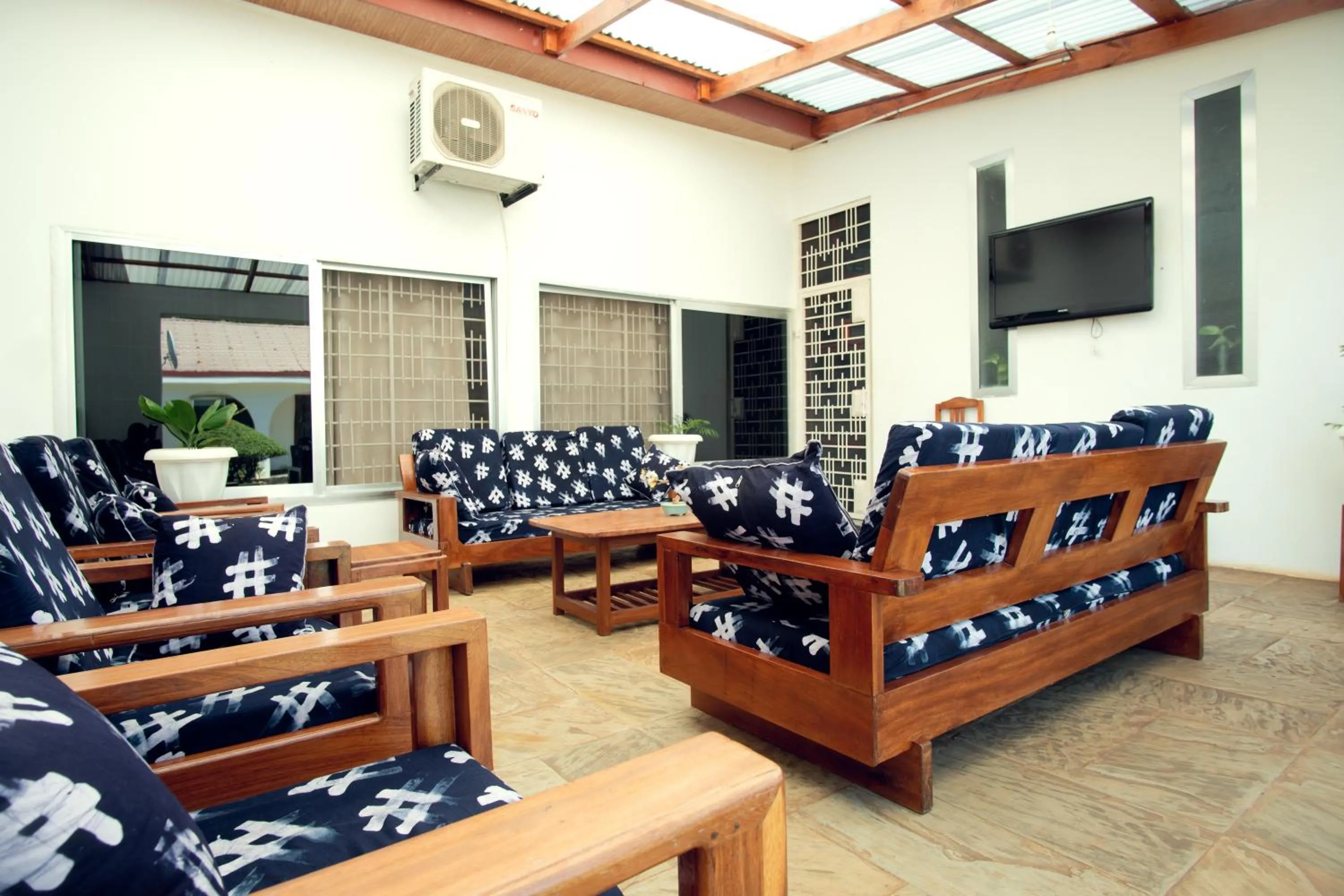 Communal lounge/ TV room in La Casa Preciosa in Tanga