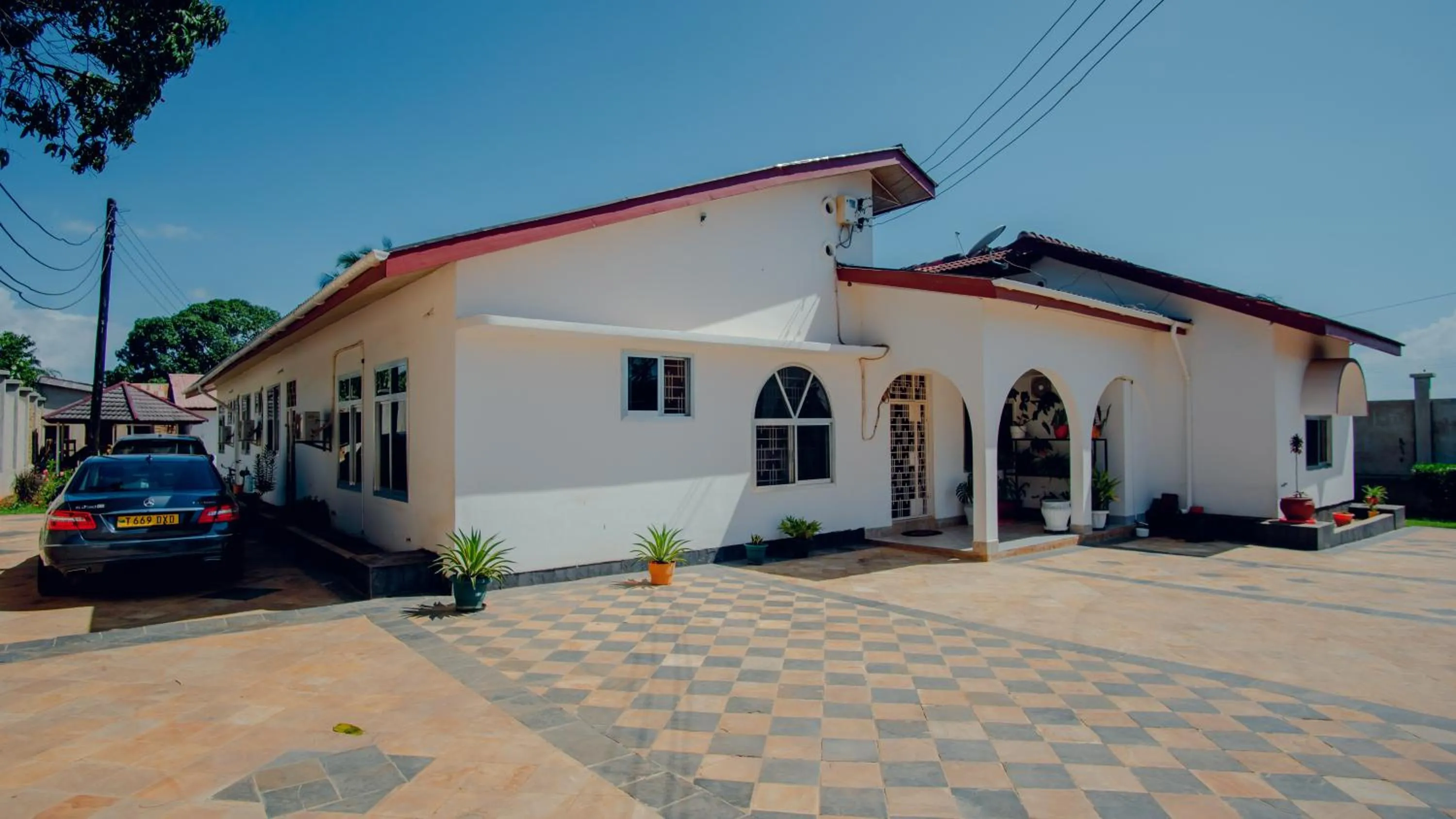 Property building in La Casa Preciosa in Tanga