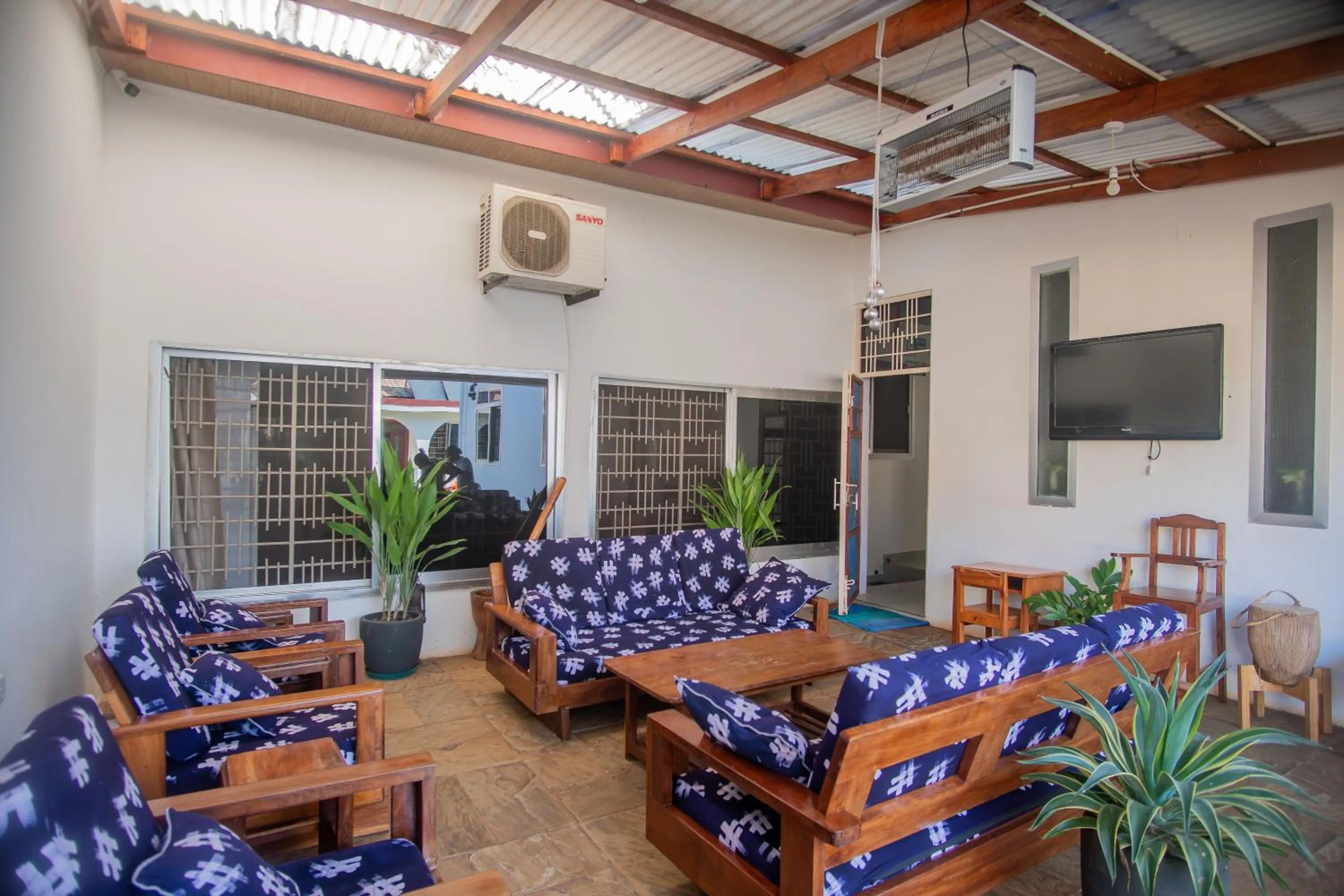 Communal lounge/ TV room in La Casa Preciosa in Tanga