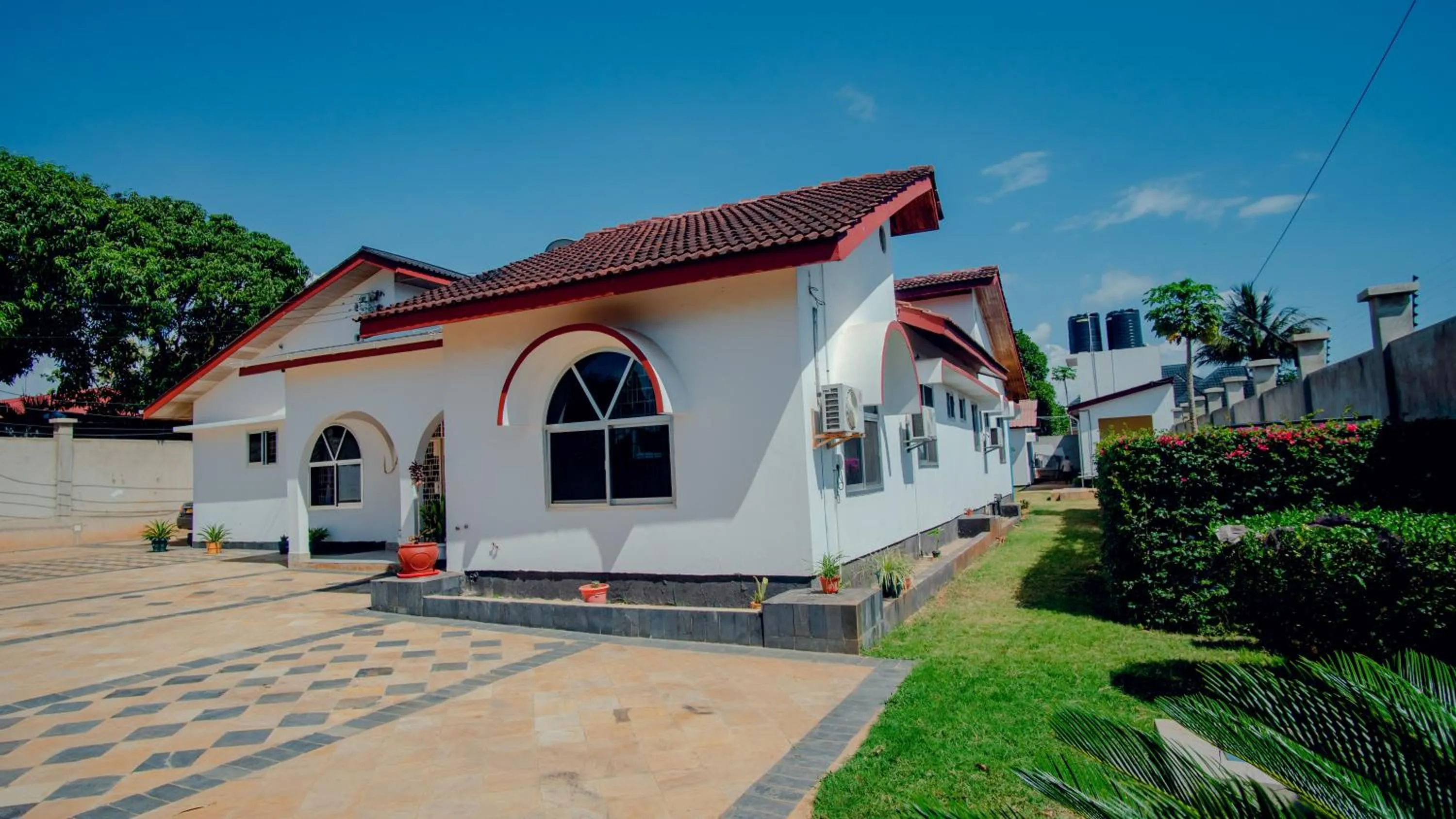 Property building in La Casa Preciosa in Tanga