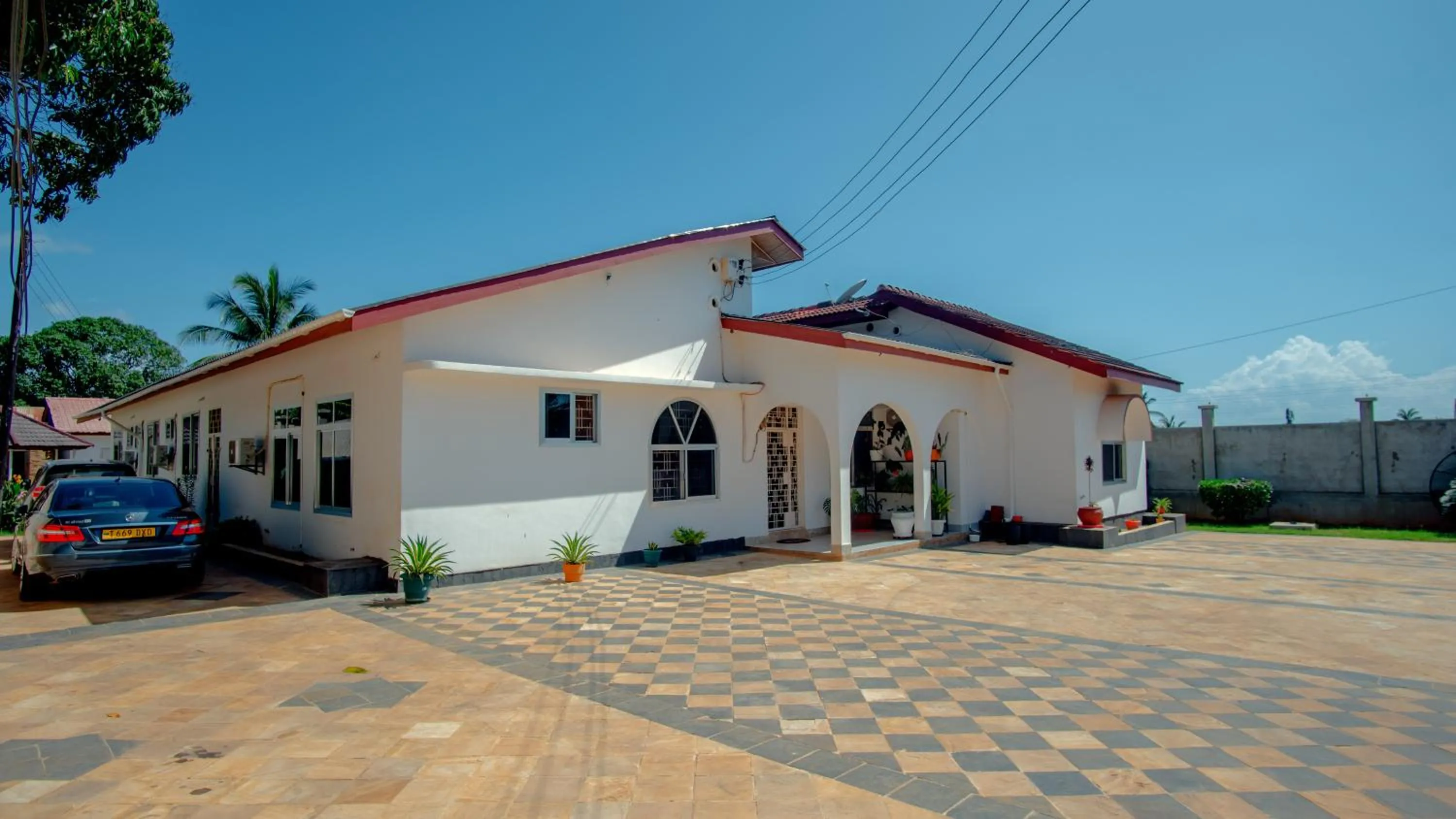 Property building in La Casa Preciosa in Tanga