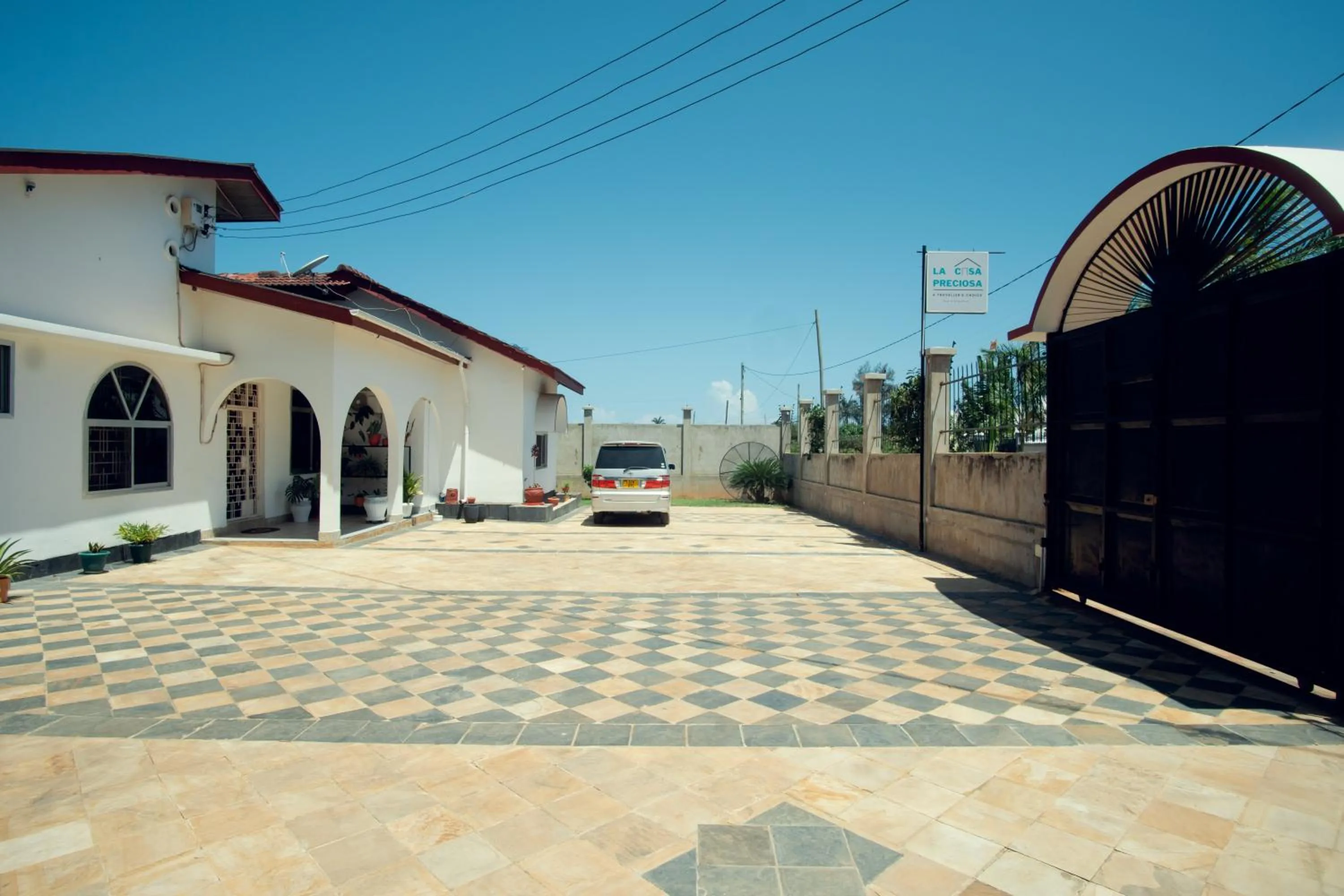 Property building in La Casa Preciosa in Tanga