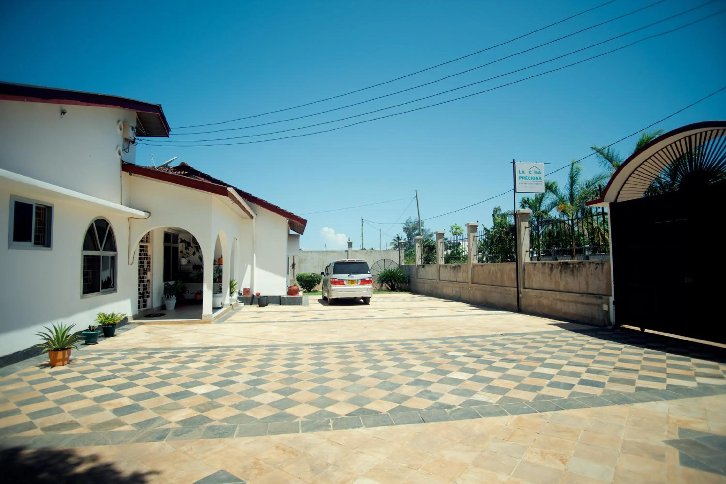 Property building in La Casa Preciosa in Tanga