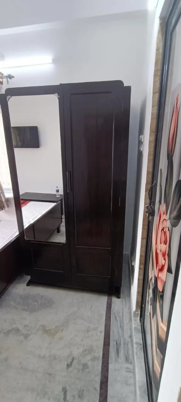 wardrobe in Regencyy Guest House