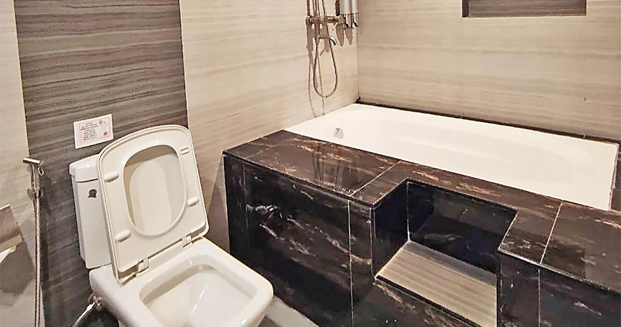 Toilet in Casa Almarenzo Bed & Breakfast