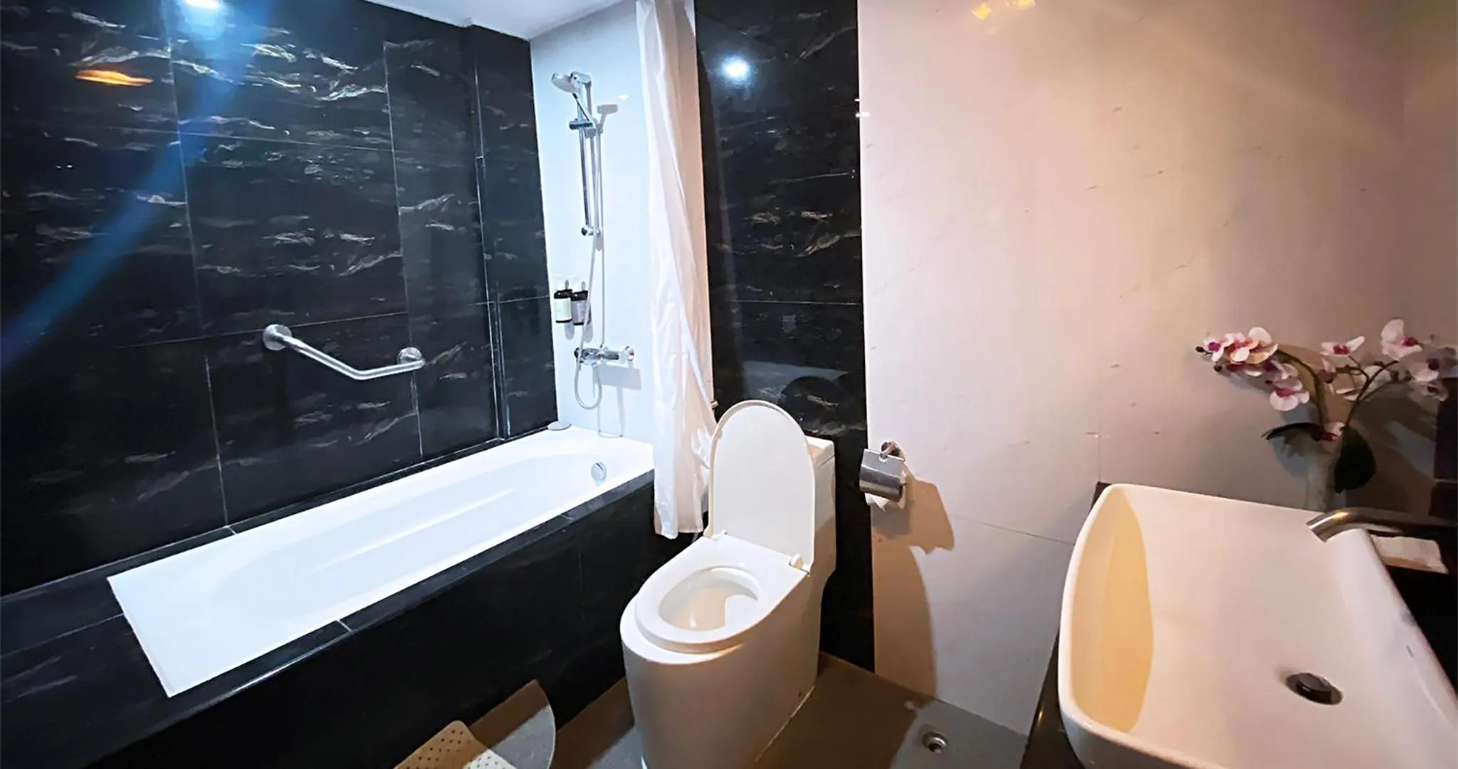 Shower in Casa Almarenzo Bed & Breakfast